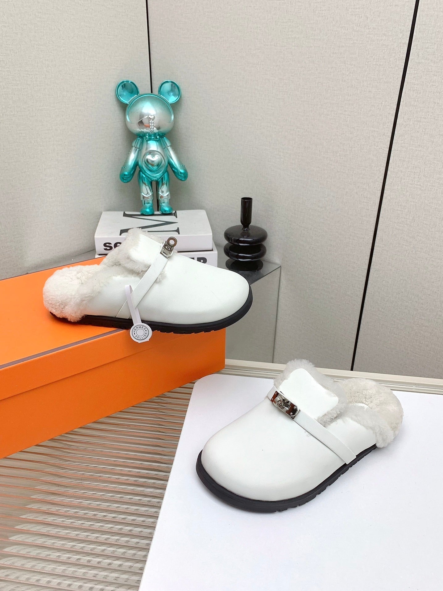 HERMES SLIP-ON MULE IN WHITE CALFSKIN AND SHEARLING LINING