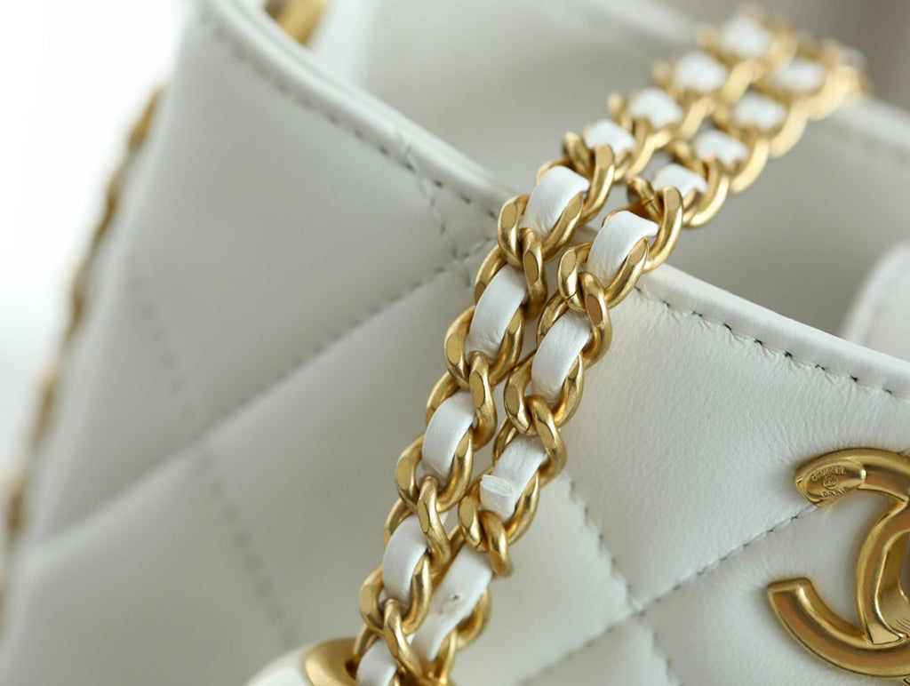CHANEL 25S HOBO BAG 19.5 CM IN WHITE CALFSKIN WITH GOLD HARDWARE