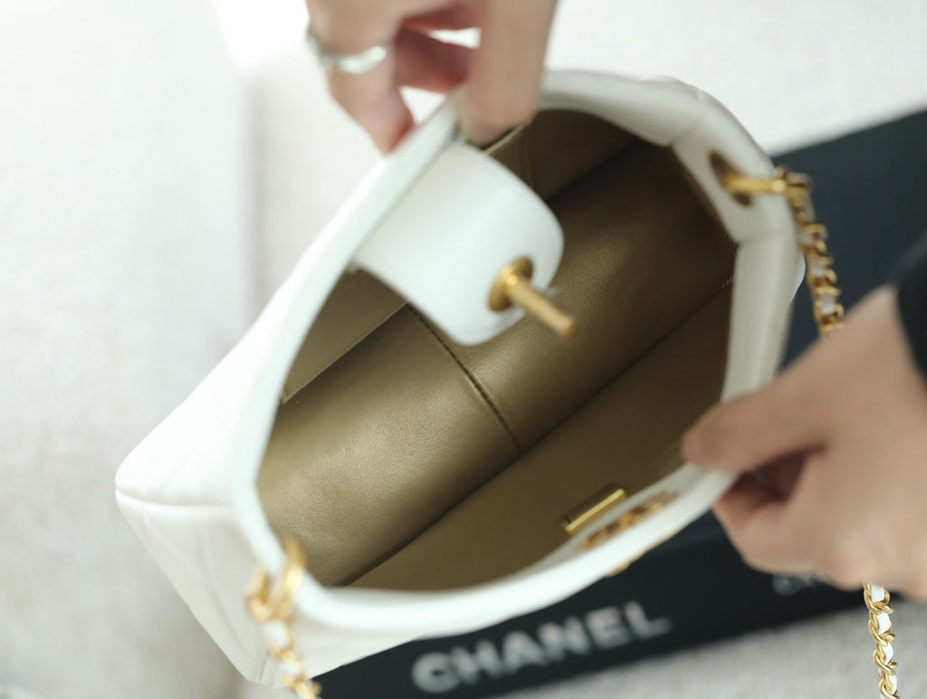 CHANEL 25S HOBO BAG 19.5 CM IN WHITE CALFSKIN WITH GOLD HARDWARE