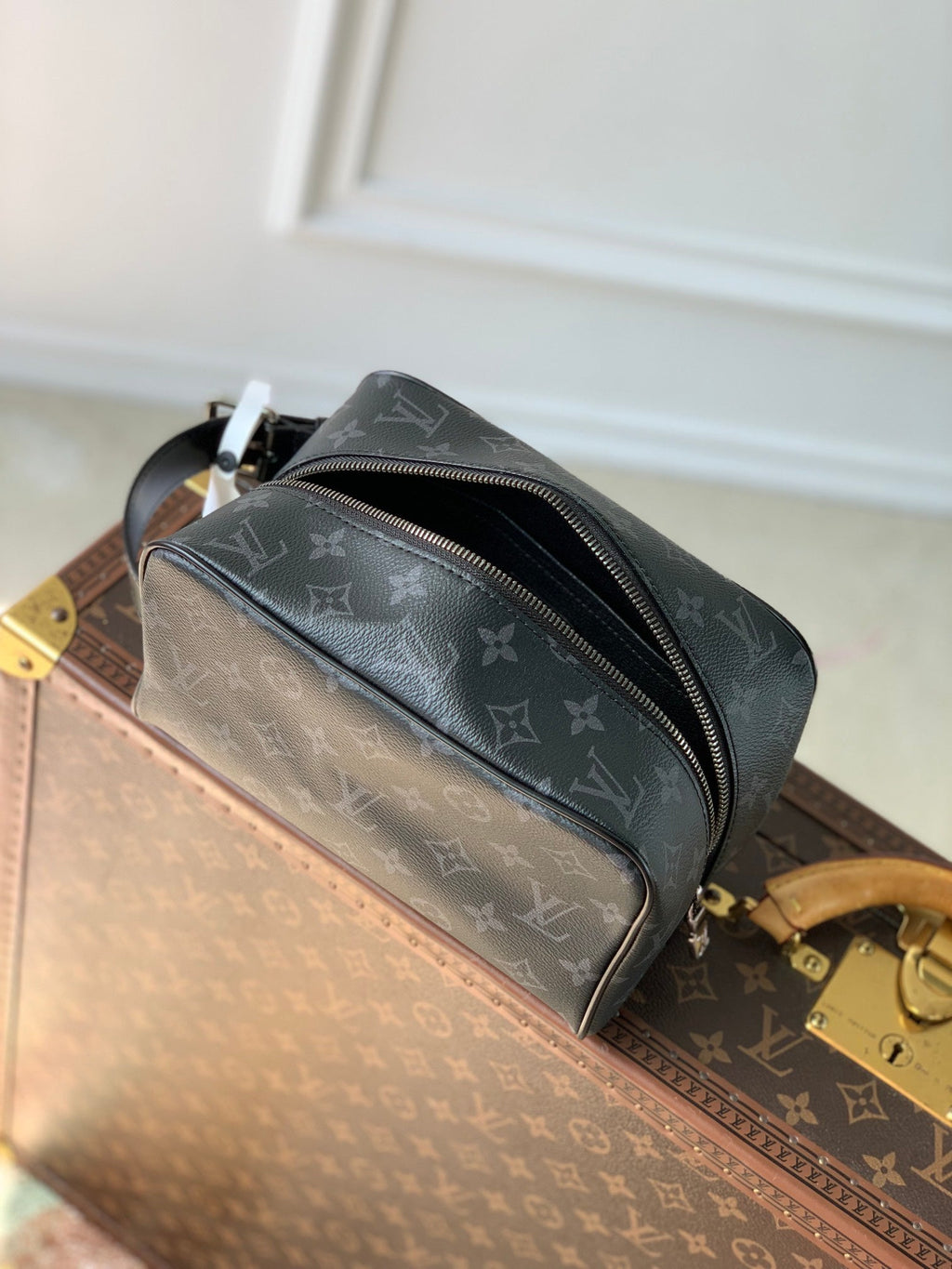 LOUIS VUITTON LOCKER DOPP KIT 23 IN BLACK MONOGRAM ECLIPSE CANVAS