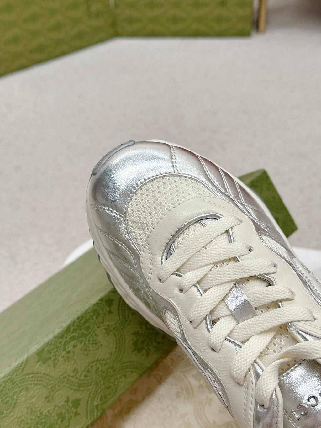 GUCCI RIPPLE TRAINER LIGHT SILVER LAMBSKIN