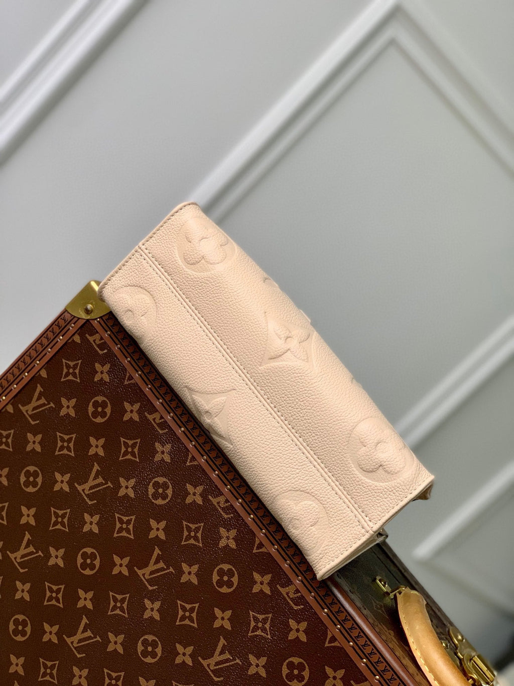 LOUIS VUITTON ONTHEGO EAST WEST BAG 25 IN BEIGE MONOGRAM EMBOSSED COWHIDE