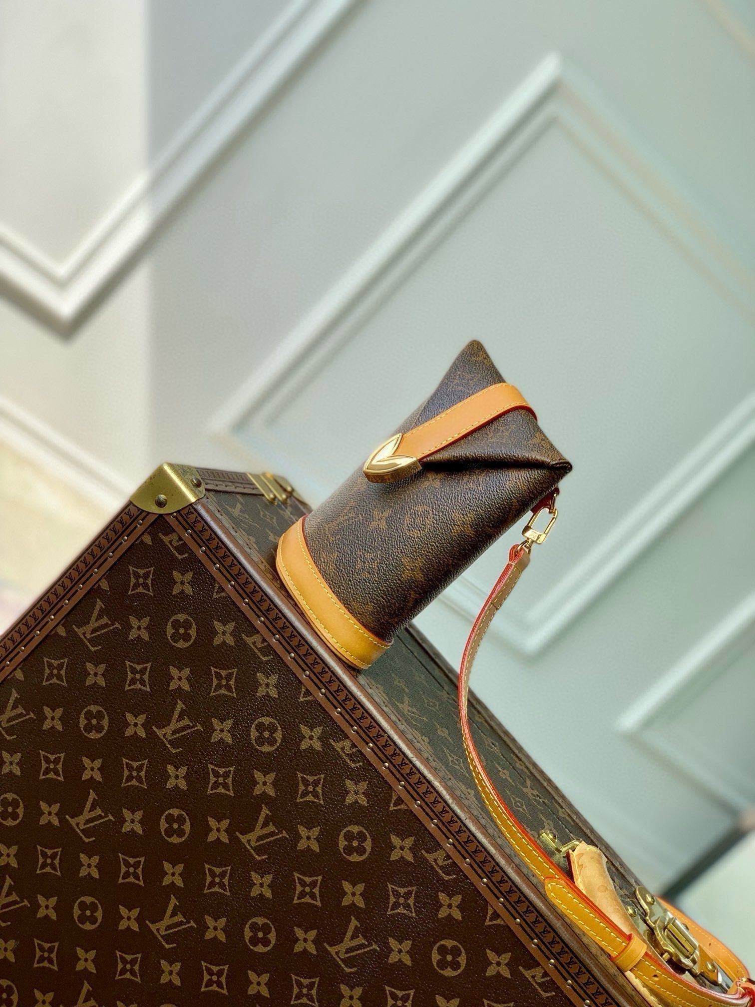 LOUIS VUITTON ENVELOPE POUCH 18 IN BROWN MONOGRAM COATED CANVAS AND CALFSKIN