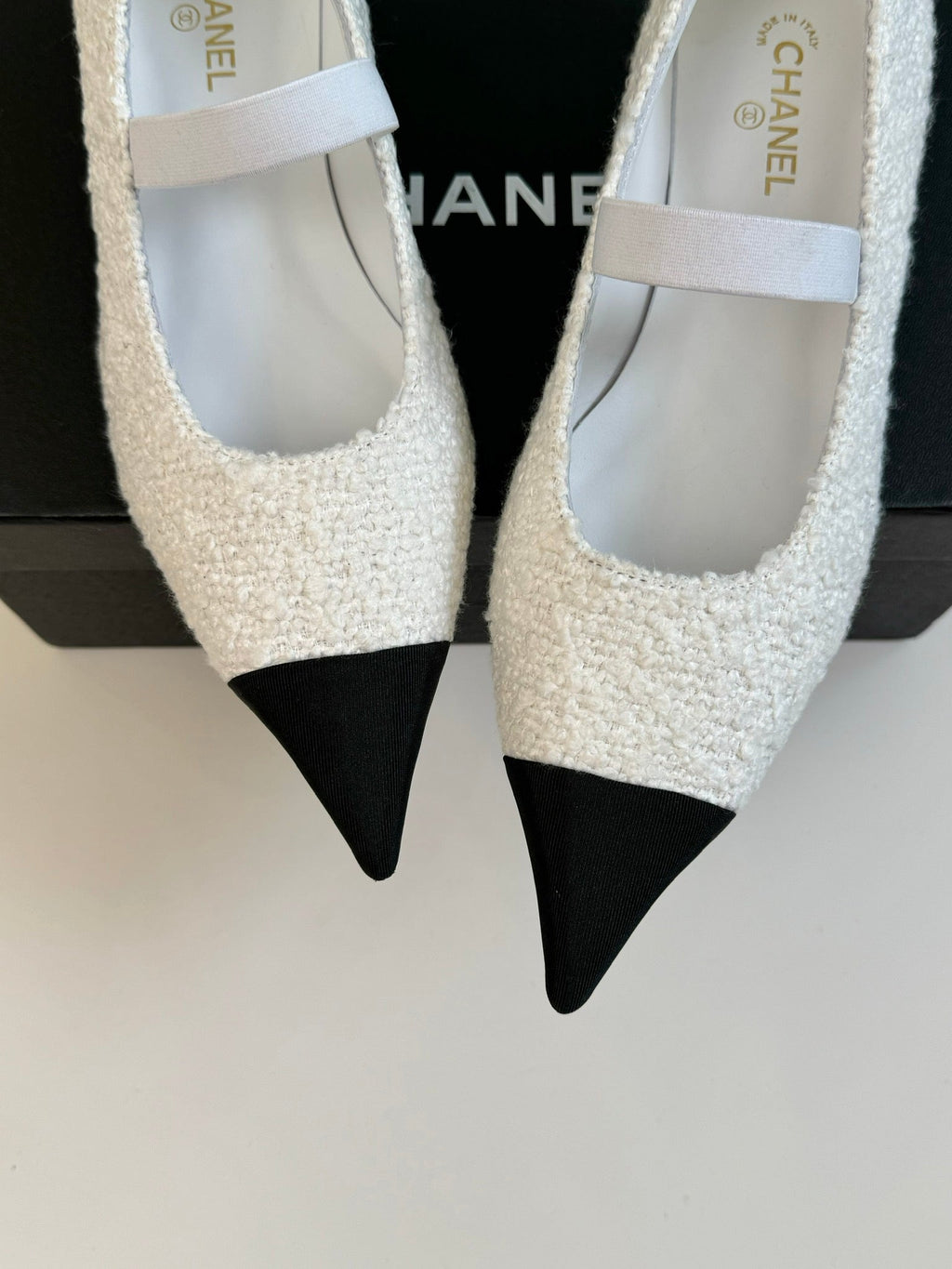 CHANEL MARY JANE IN WHITE TWEED AND BLACK SATIN