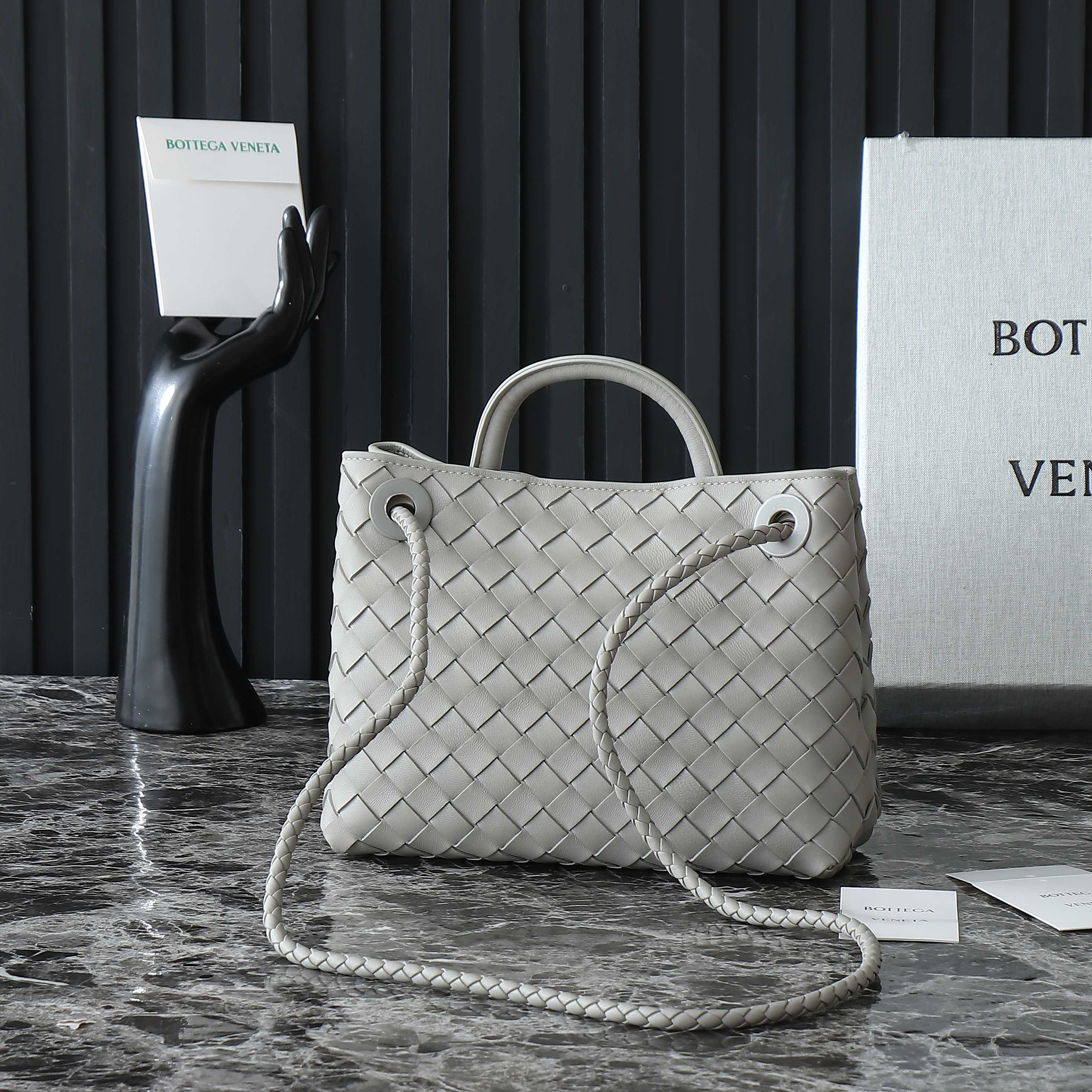 BOTTEGA VENETA SMALL ANDIAMO 25CM GREY LAMBSKIN