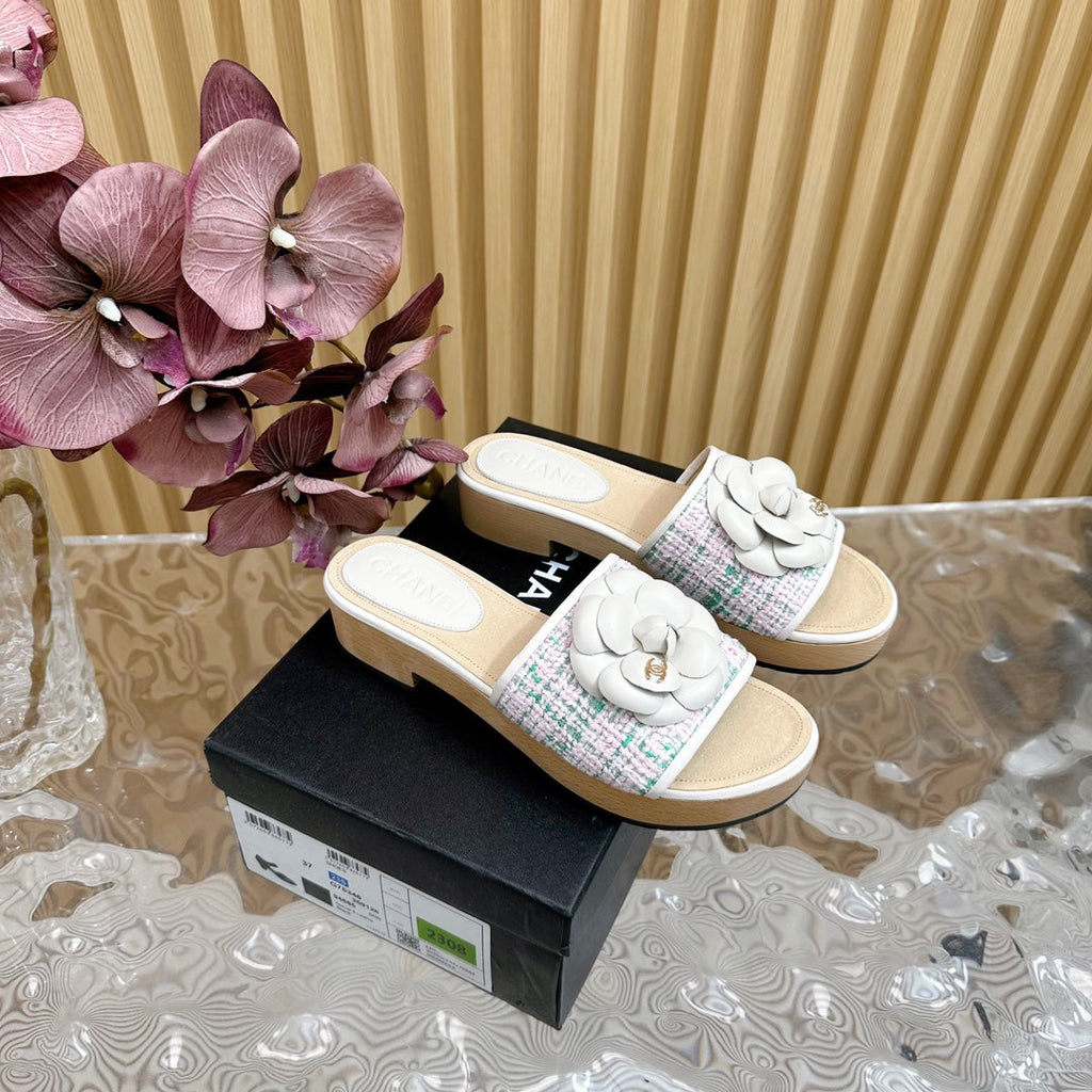 CHANEL PLATFORM SLIPPERS WITH FLOWER IN WHITE LAMBSKIN