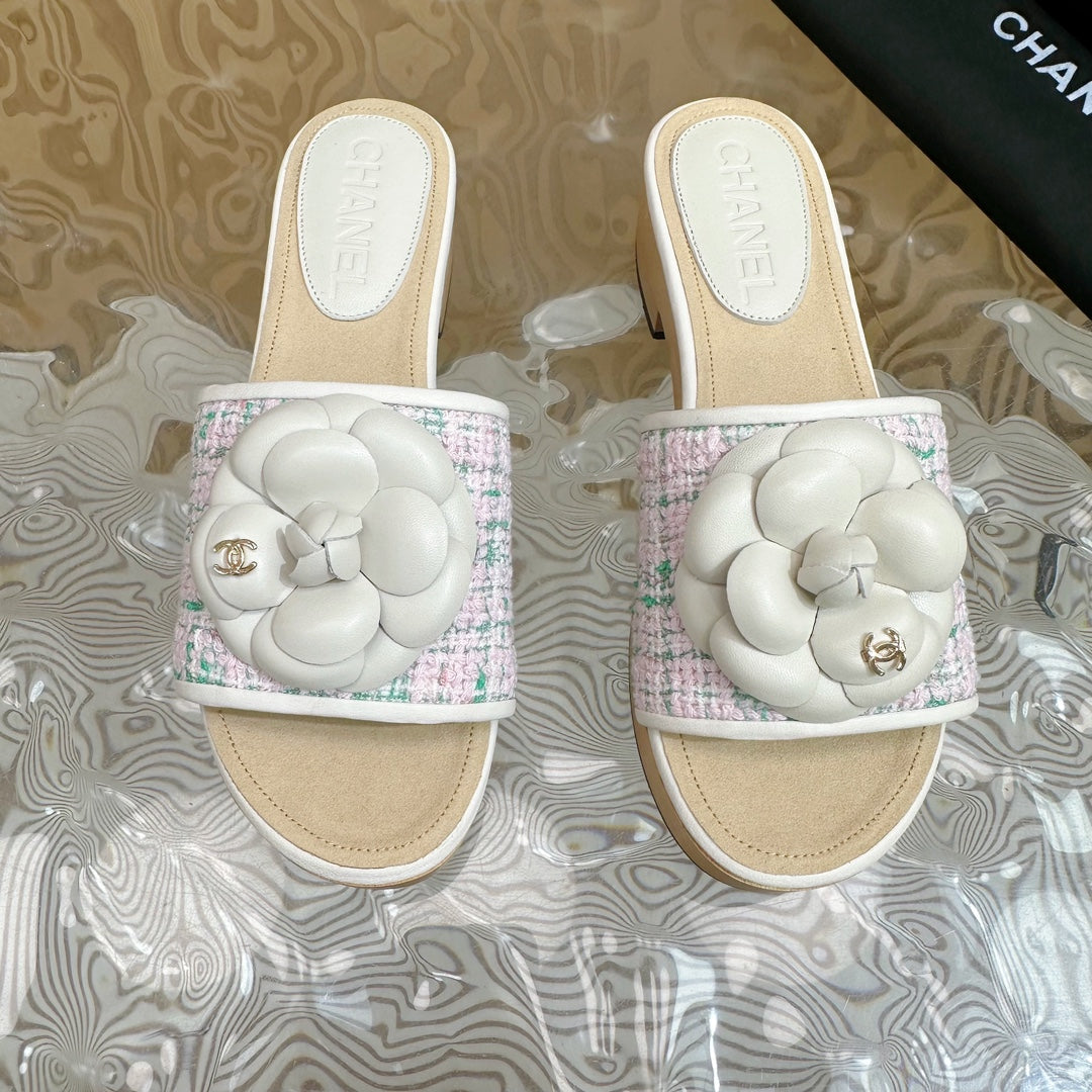 CHANEL PLATFORM SLIPPERS WITH FLOWER IN WHITE LAMBSKIN