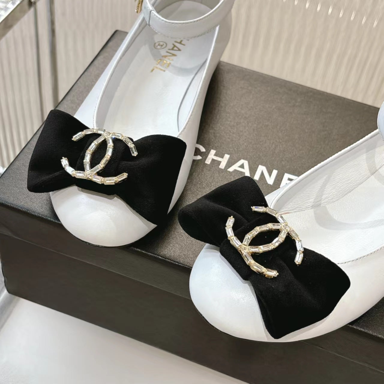 CHANEL BOW MARY JANE SHOES IN WHITE LAMBSKIN