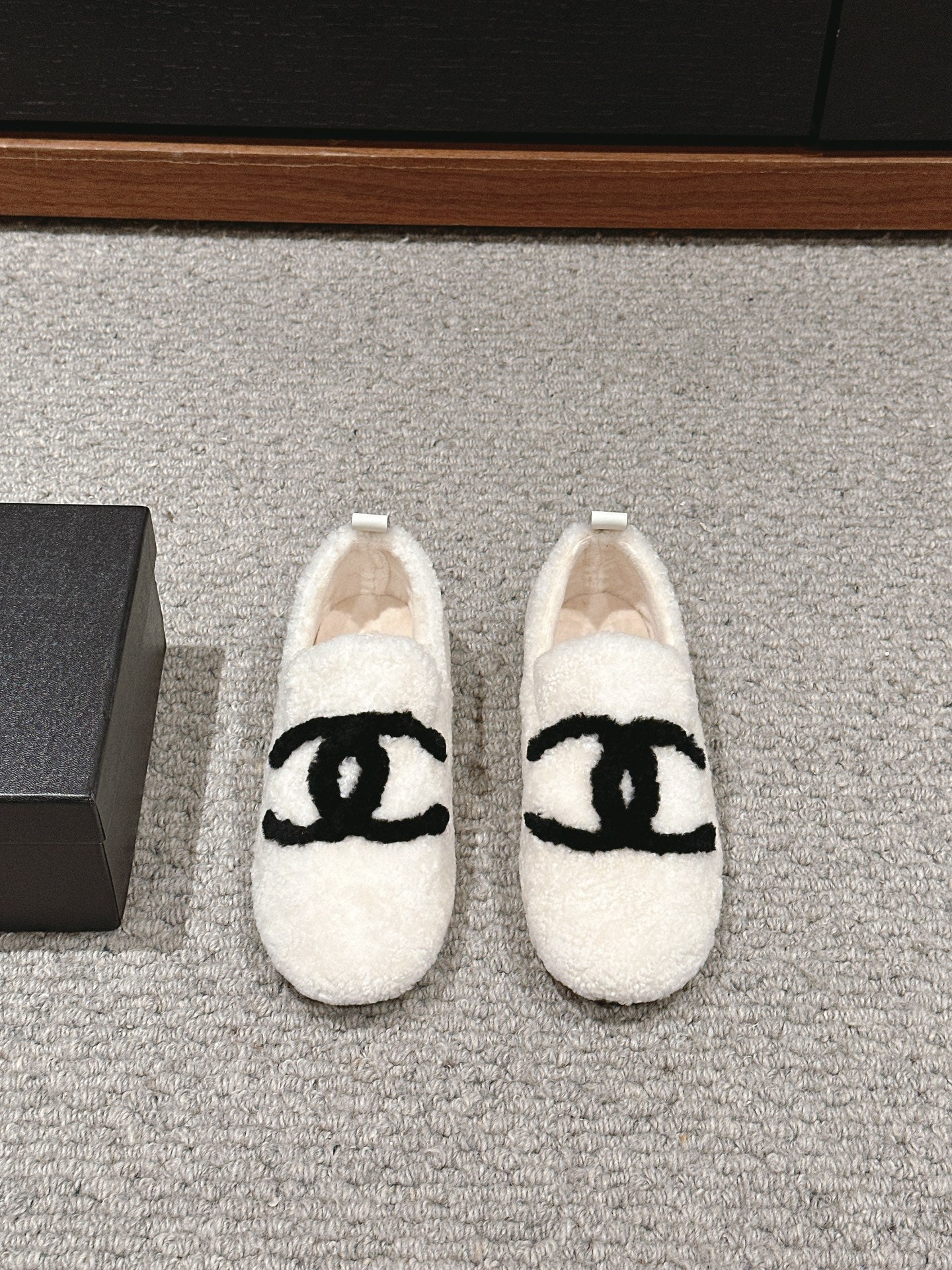 CHANEL LOAFERS IN WHITE FLEECE WITH BLACK LOGO