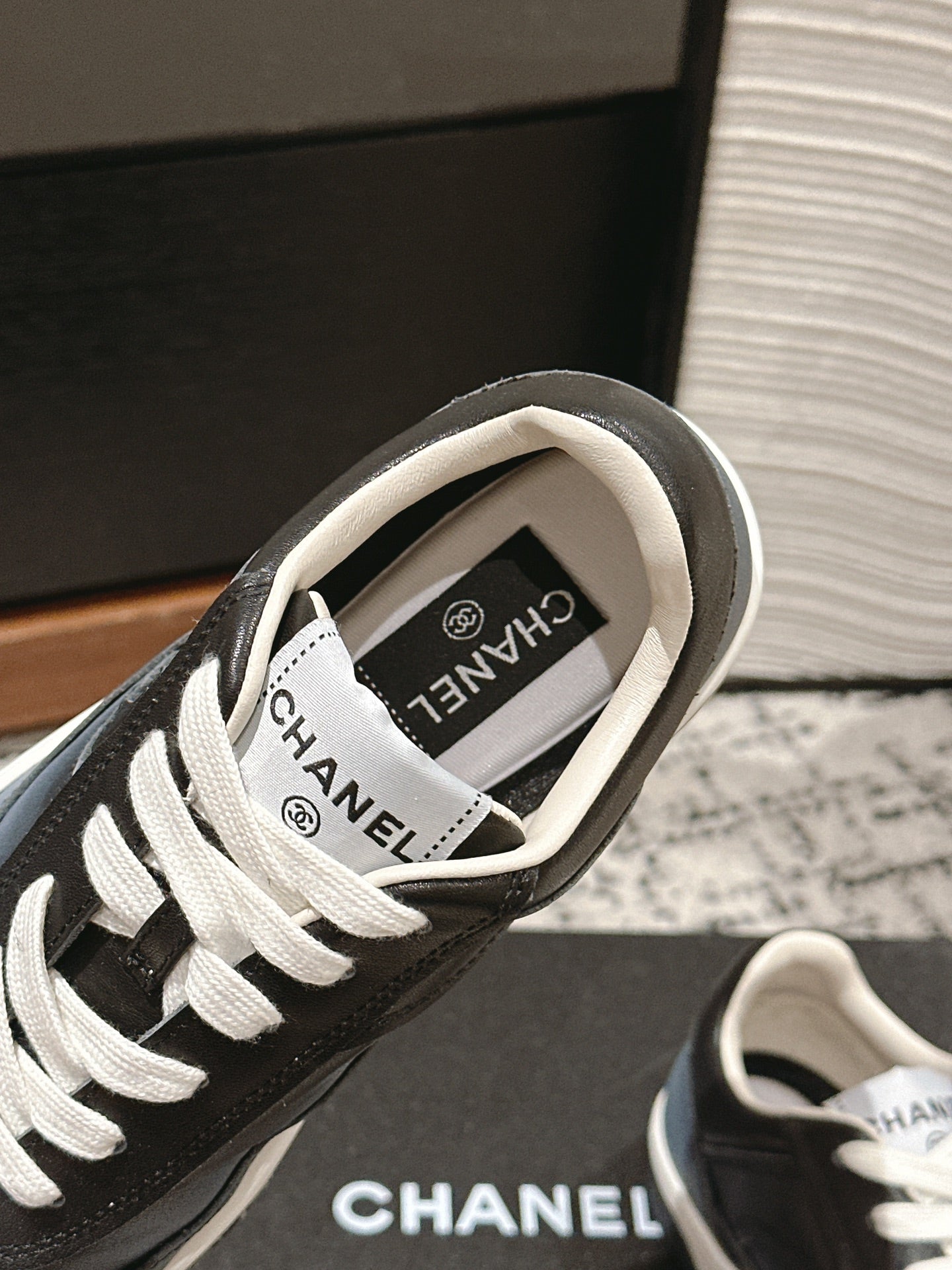 CHANEL SNEAKER IN BLACK MIX COOL GRAY HAND-POLISHED CALFSKIN 977825