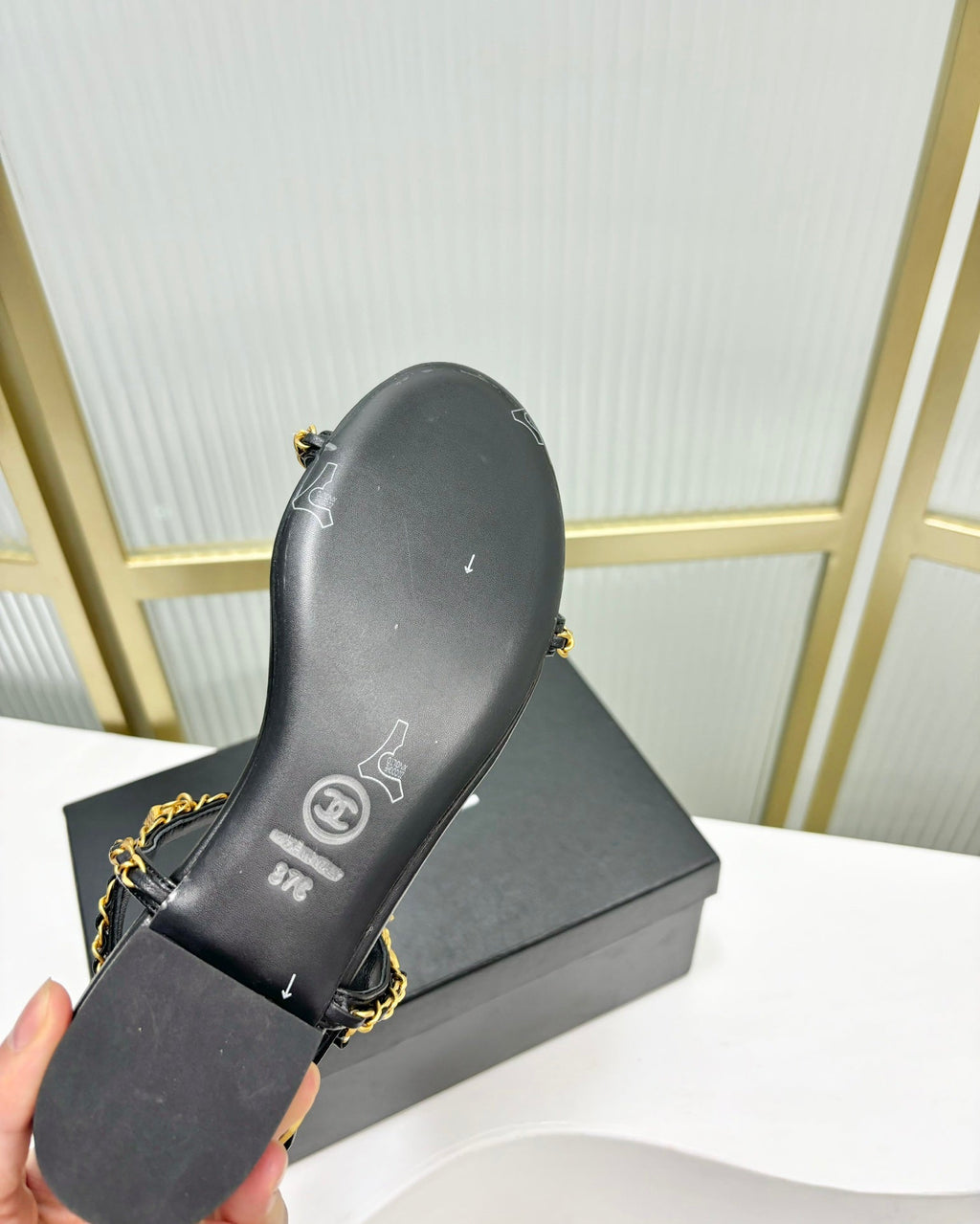 CHANEL SANDALS PEARL CHAIN IN BLACK COWHIDE