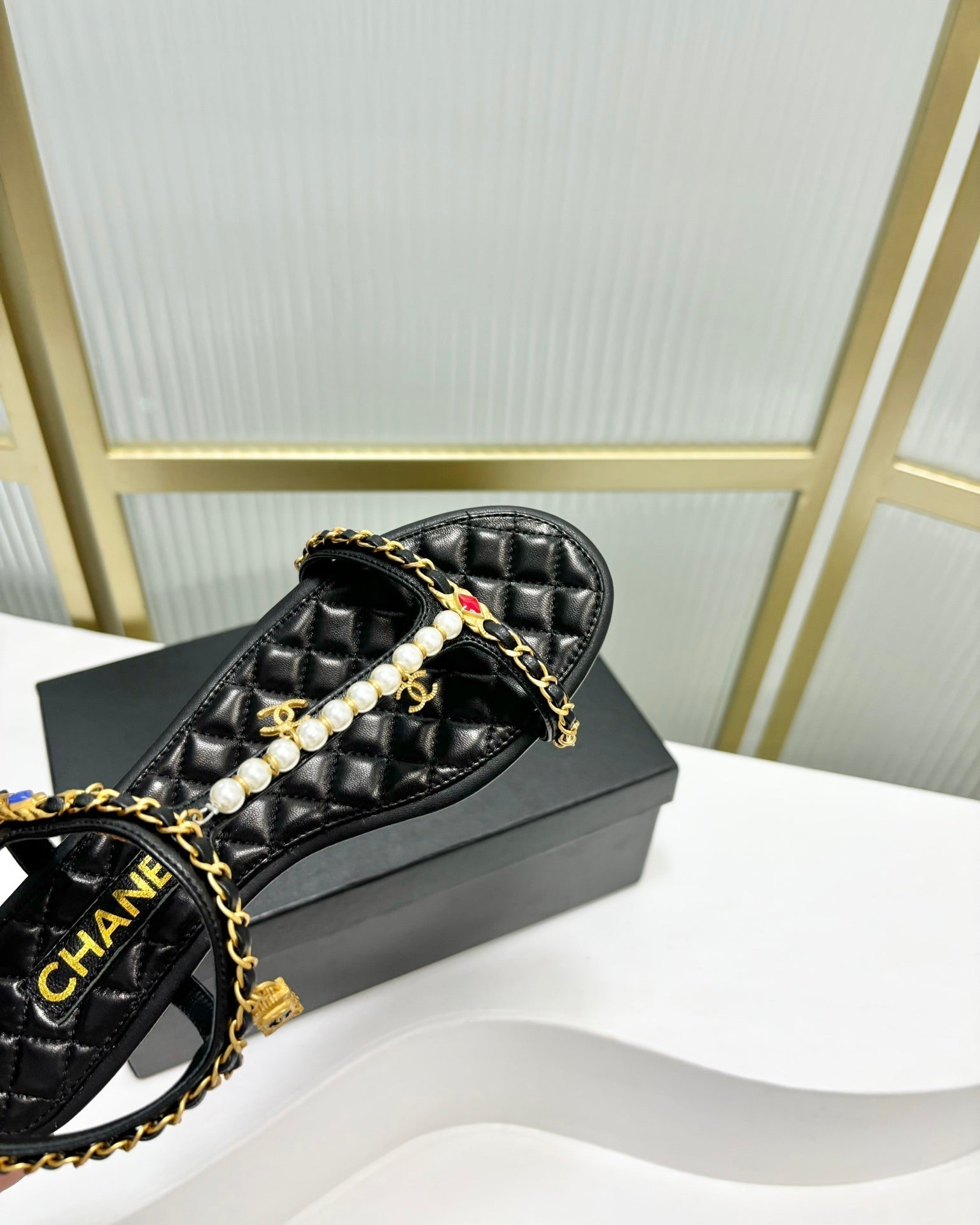 CHANEL SANDALS PEARL CHAIN IN BLACK COWHIDE