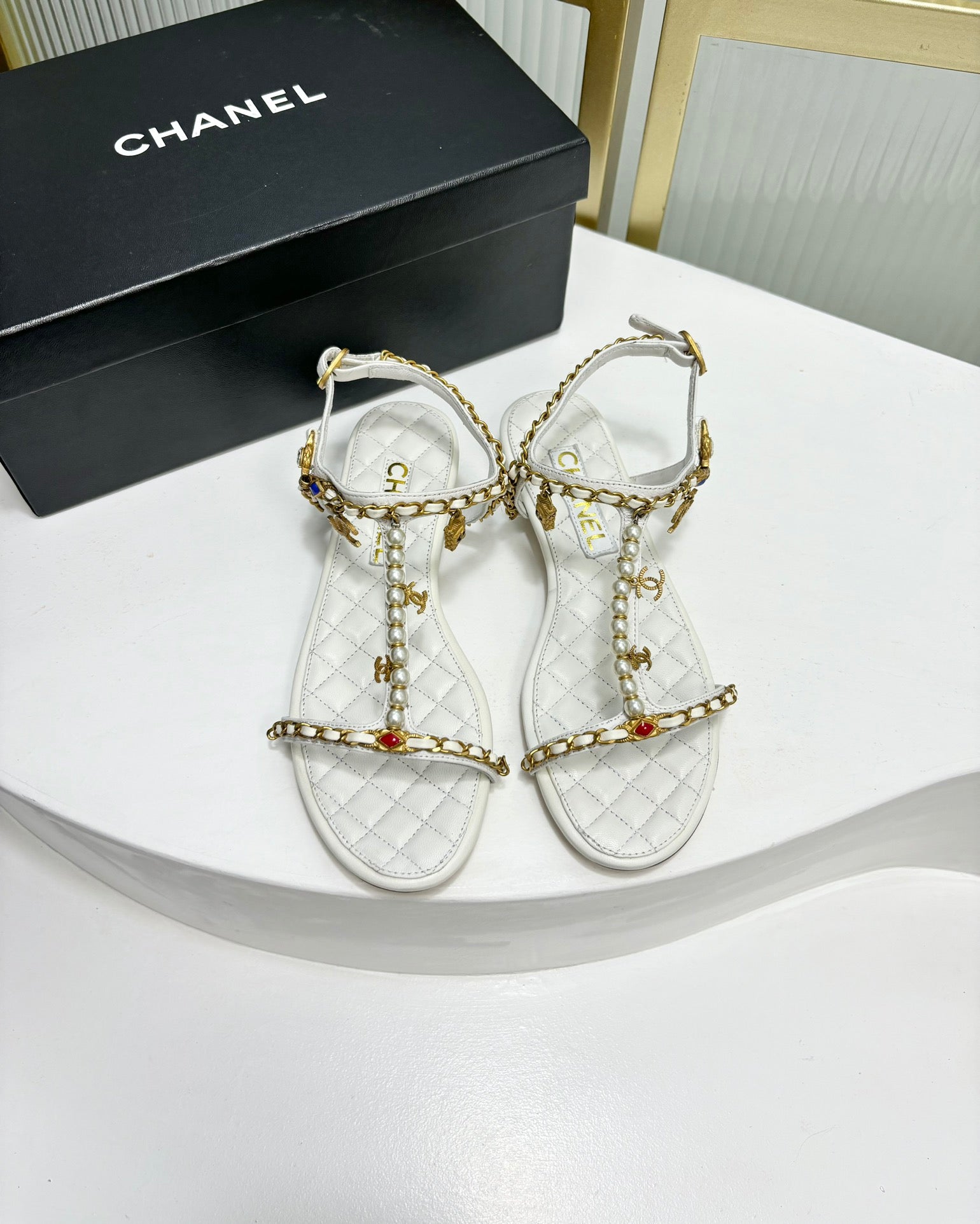 CHANEL SANDALS PEARL CHAIN IN WHITE COWHIDE