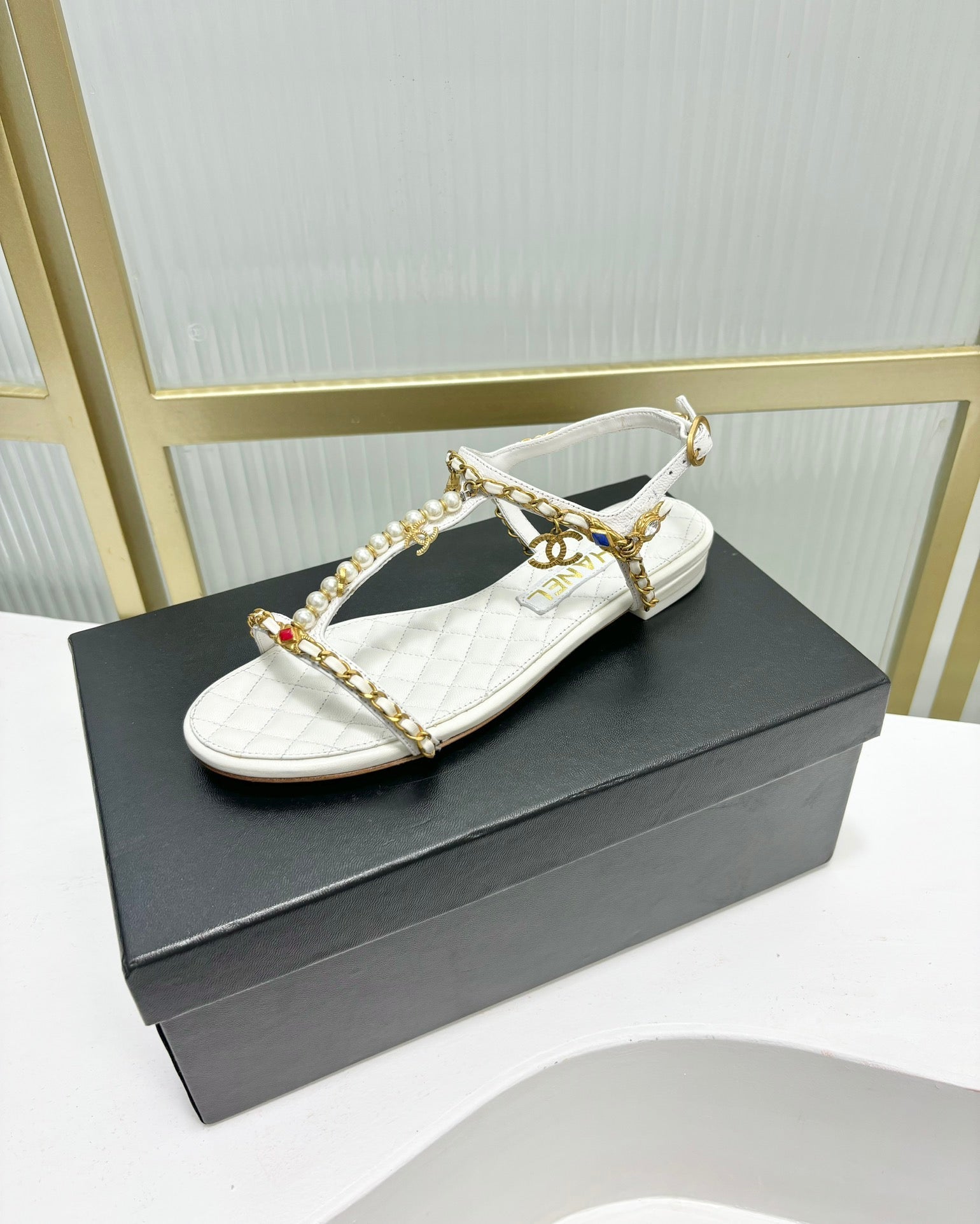 CHANEL SANDALS PEARL CHAIN IN WHITE COWHIDE