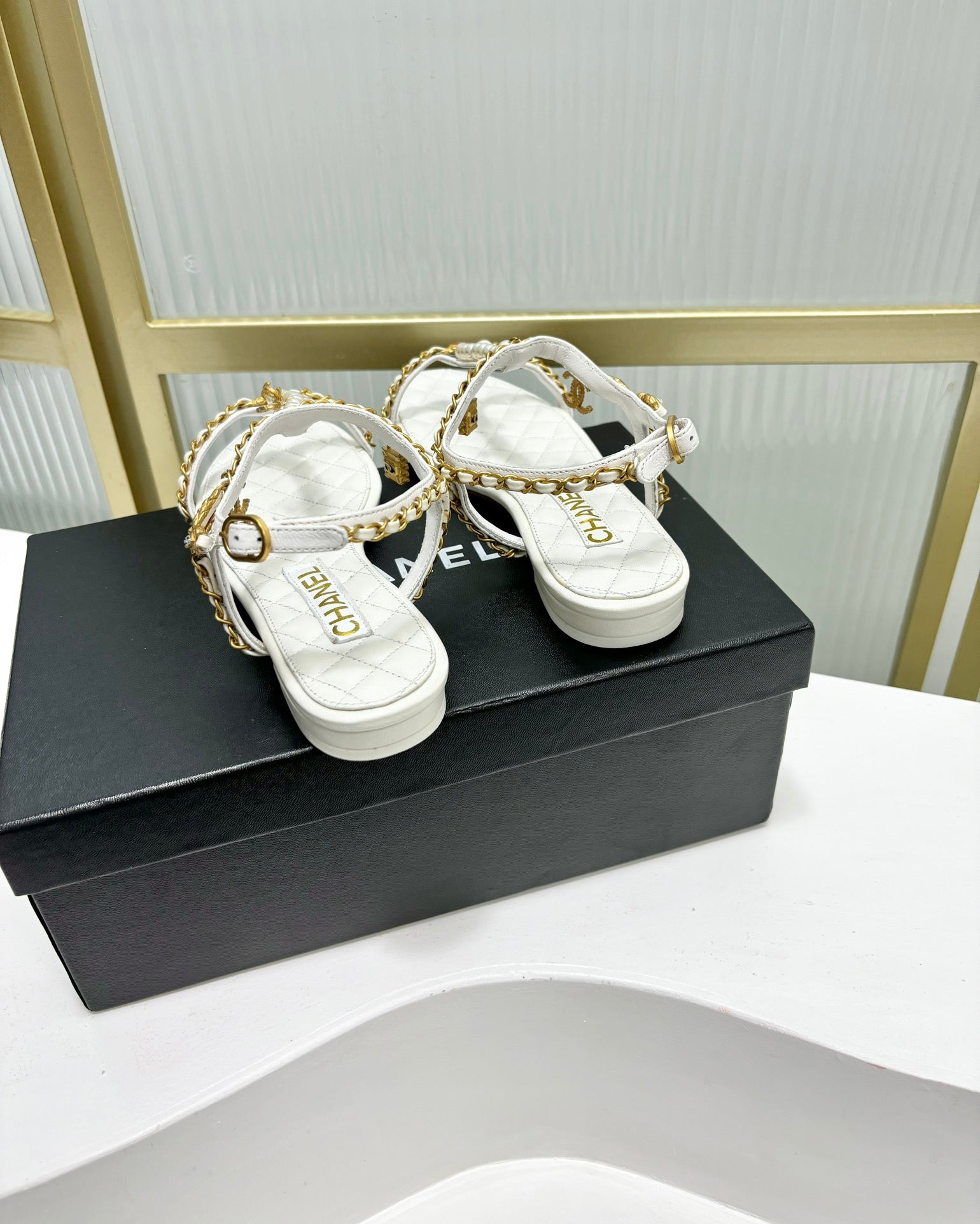 CHANEL SANDALS PEARL CHAIN IN WHITE COWHIDE