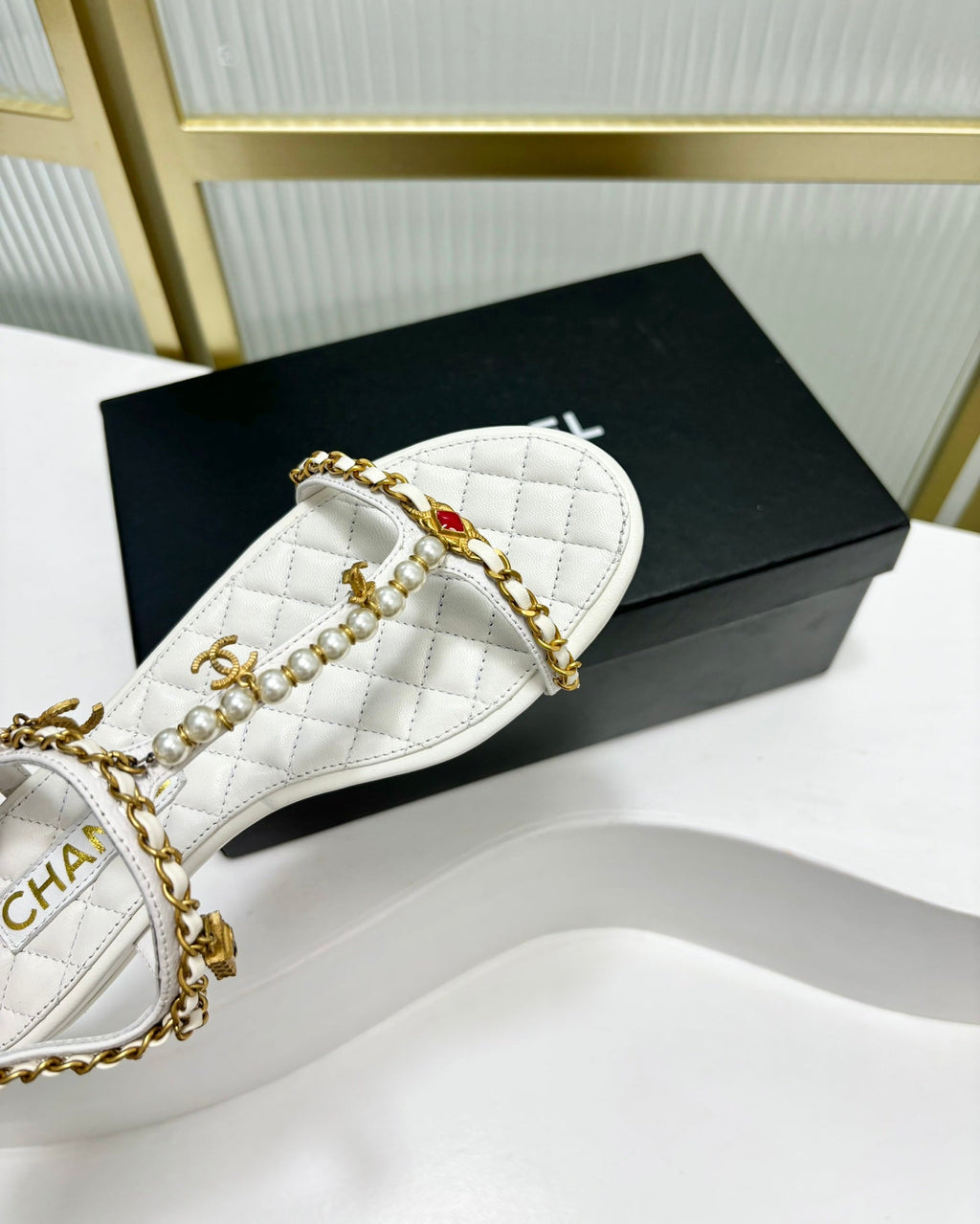 CHANEL SANDALS PEARL CHAIN IN WHITE COWHIDE