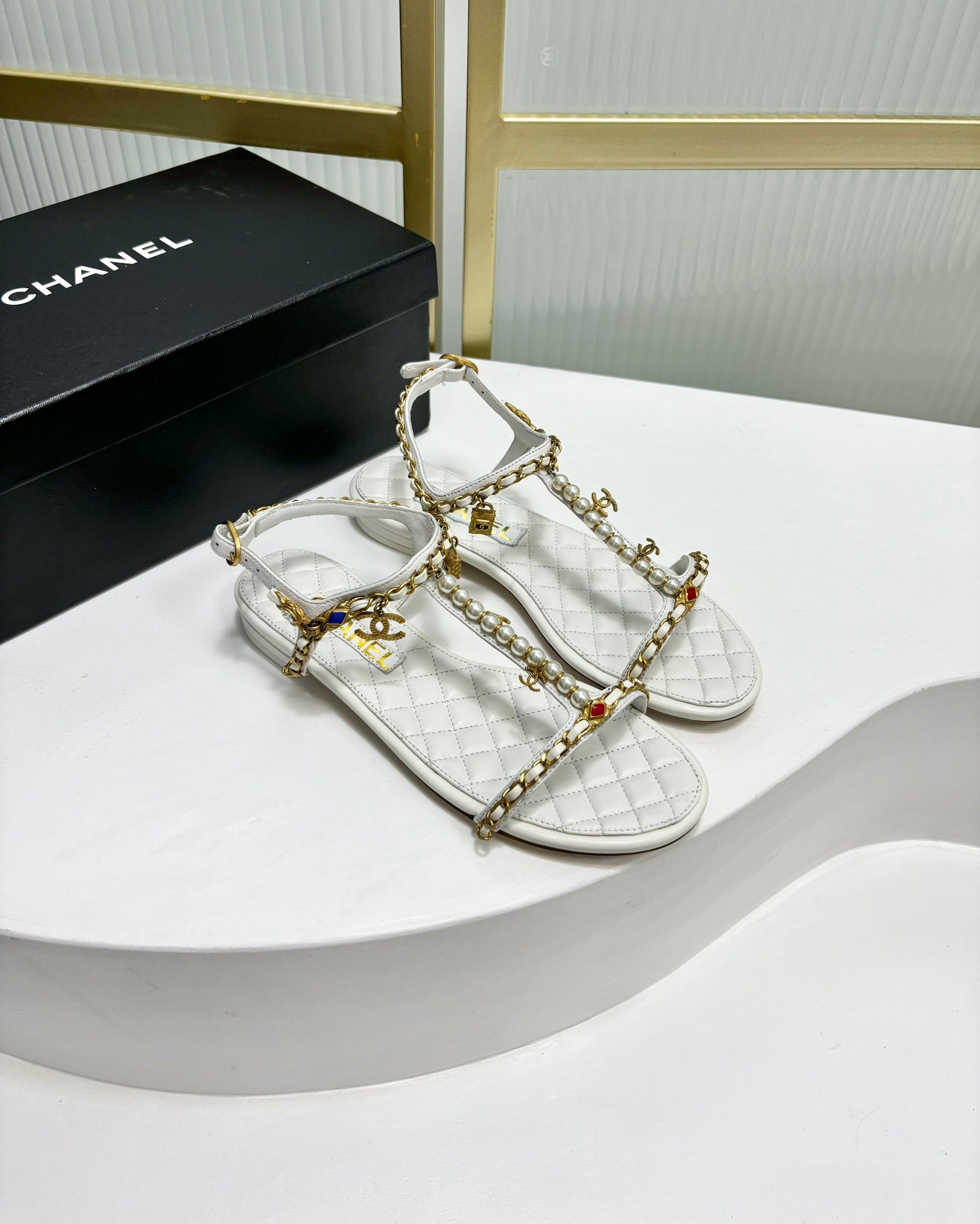 CHANEL SANDALS PEARL CHAIN IN WHITE COWHIDE