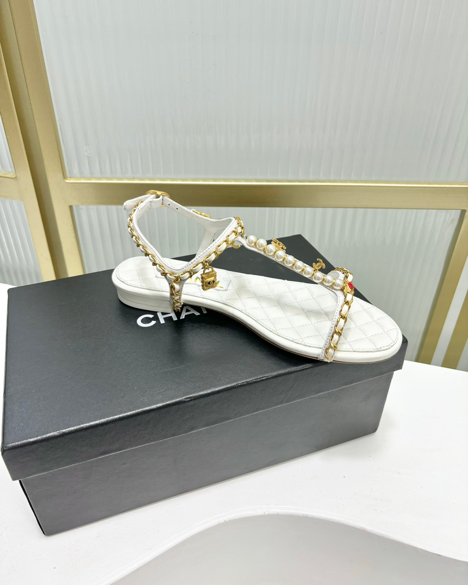 CHANEL SANDALS PEARL CHAIN IN WHITE COWHIDE