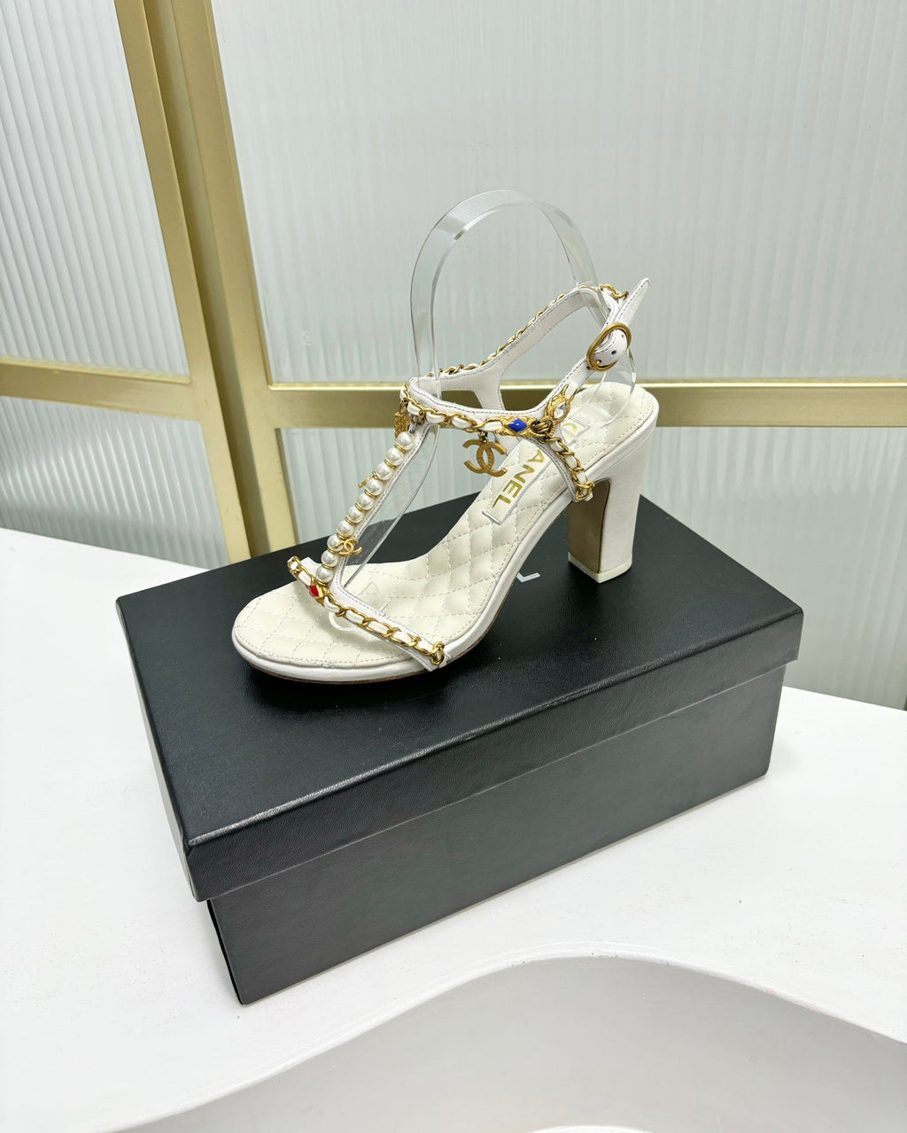 CHANEL HIGH HEELS PEARL CHAIN IN WHITE COWHIDE