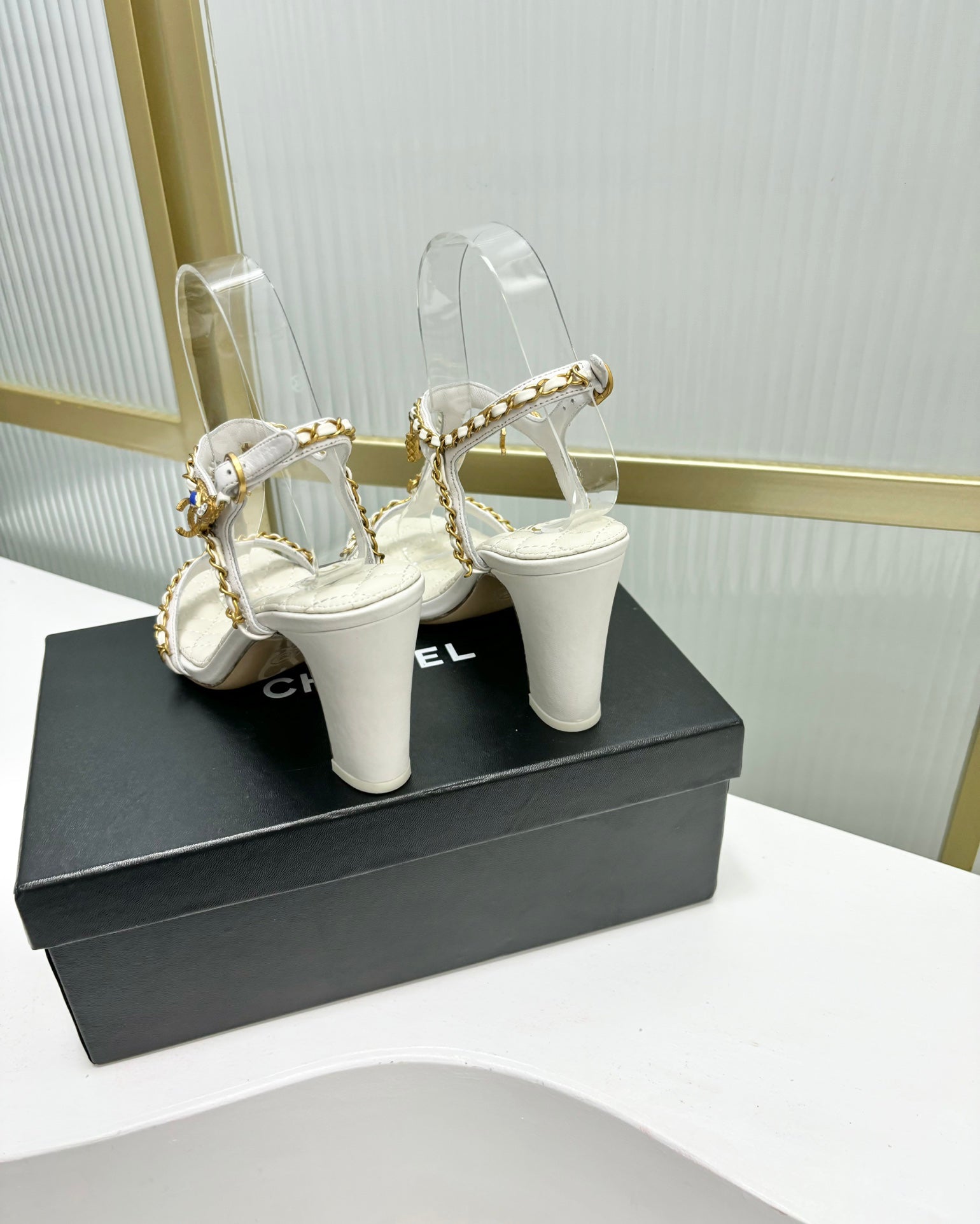 CHANEL HIGH HEELS PEARL CHAIN IN WHITE COWHIDE