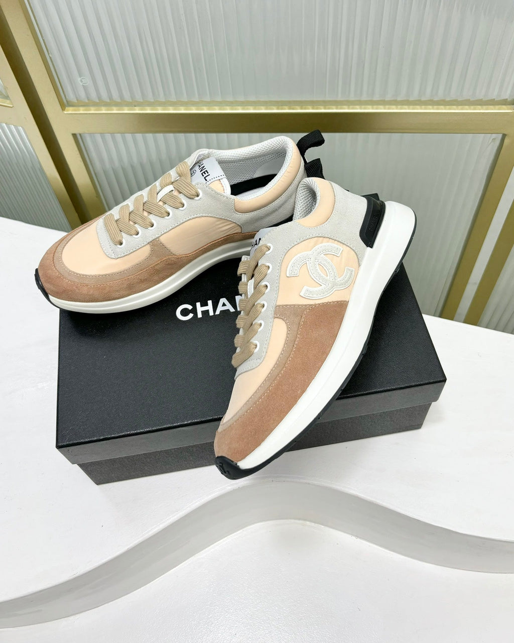 CHANEL SNEAKER IN CAMEL BROWN MIX BISQUE CREAM SUEDE