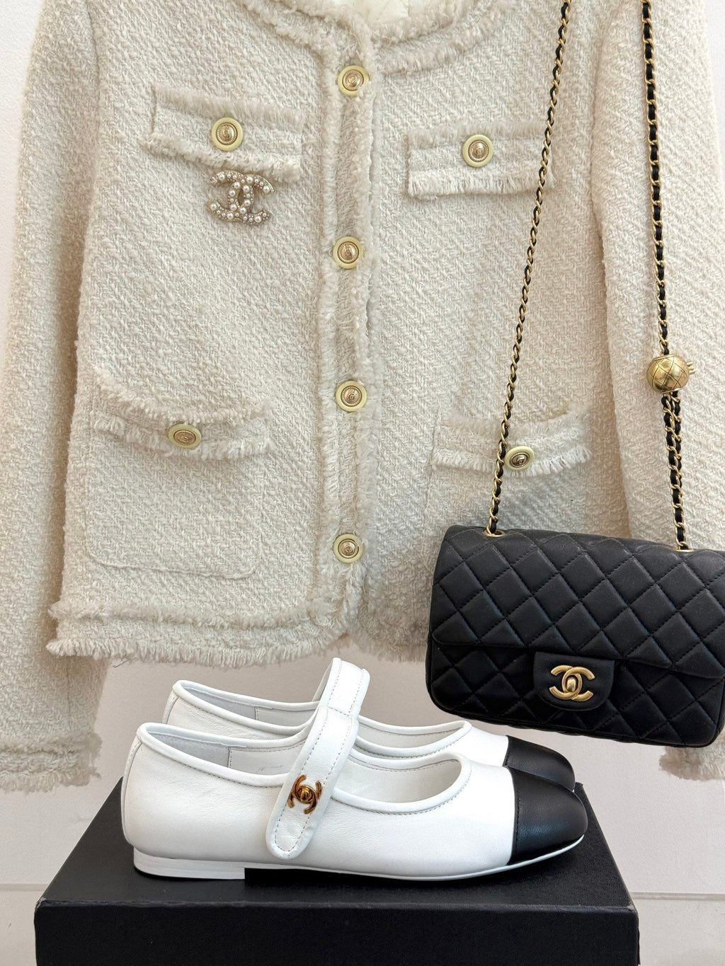 CHANEL FLAT SHOES IN BLACK AND WHITE LAMBSKIN GOLD HARDWARE