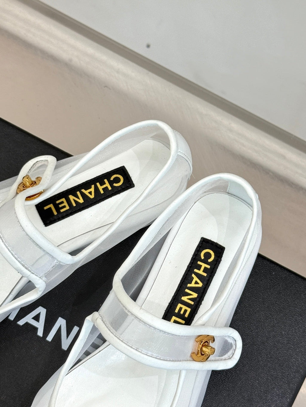 CHANEL FLAT SHOES IN WHITE MESH AND BLACK LAMBSKIN