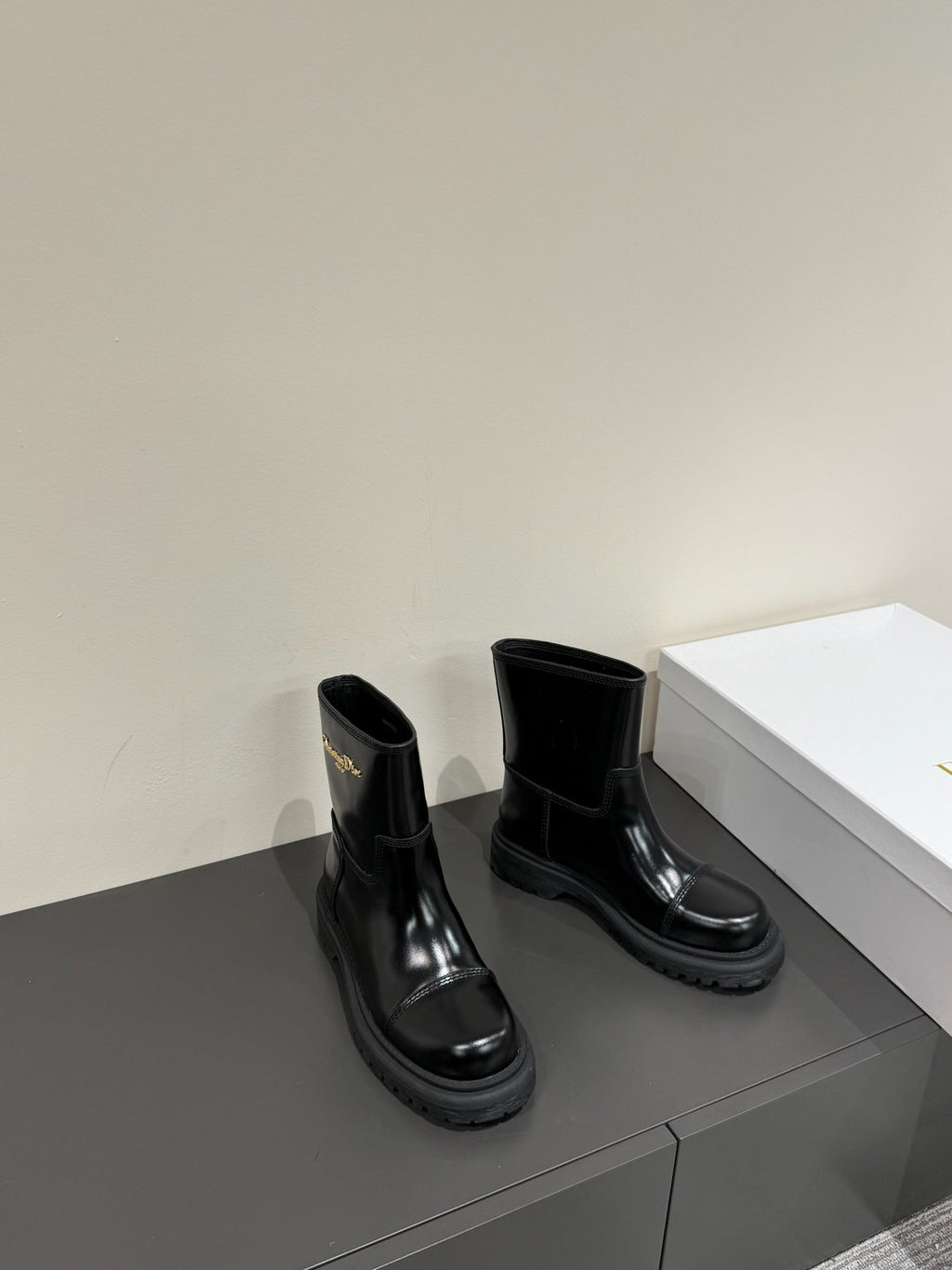 DIOR D-TOWN ANKLE BOOTS IN BLACK PATENT CALFSKIN