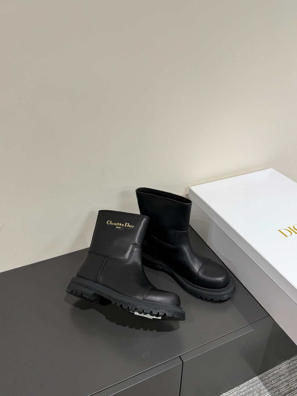 DIOR D-TOWN ANKLE BOOTS IN BLACK CALFSKIN