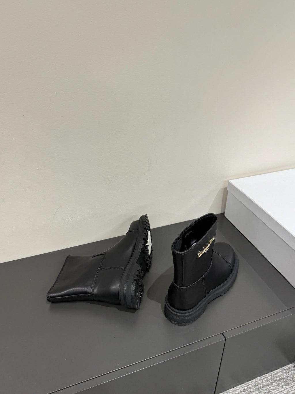 DIOR D-TOWN ANKLE BOOTS IN BLACK CALFSKIN