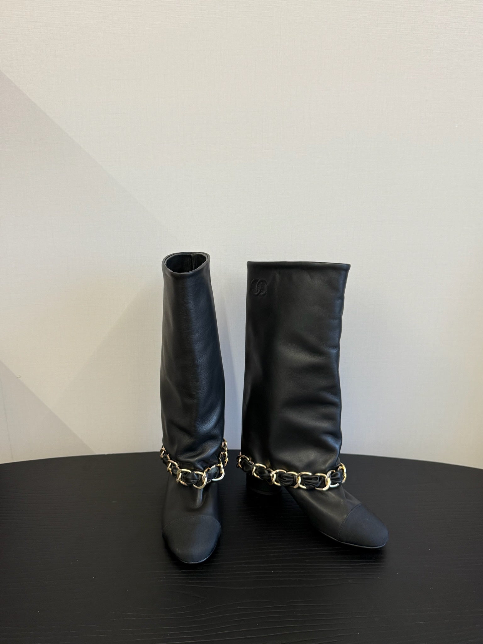 CHANEL BOOTS IN BLACK CALFSKIN WITH CHAIN