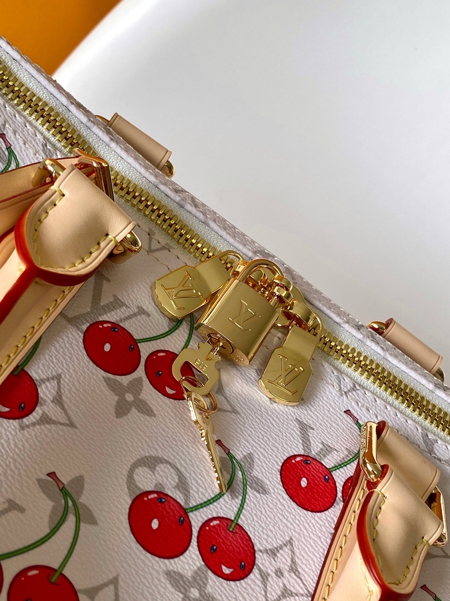 LOUIS VUITTON KEEPALL BANDOULIÈRE 45 IN WHITE AND RED CALFSKIN