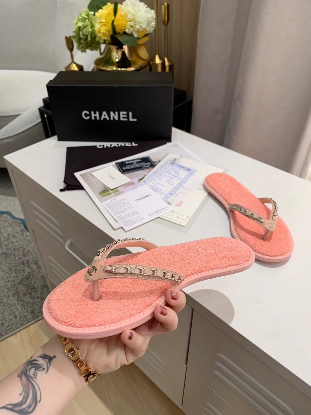 CHANEL THONG SLIPPERS IN LIGHT PINK COWHIDE