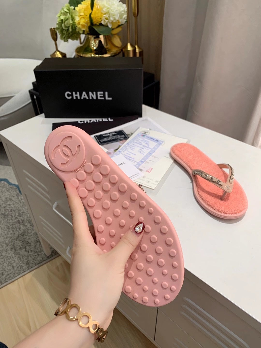 CHANEL THONG SLIPPERS IN LIGHT PINK COWHIDE