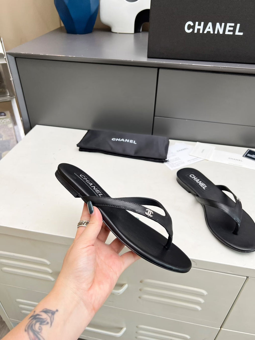 CHANEL THONG SLIPPERS IN BLACK COWHIDE