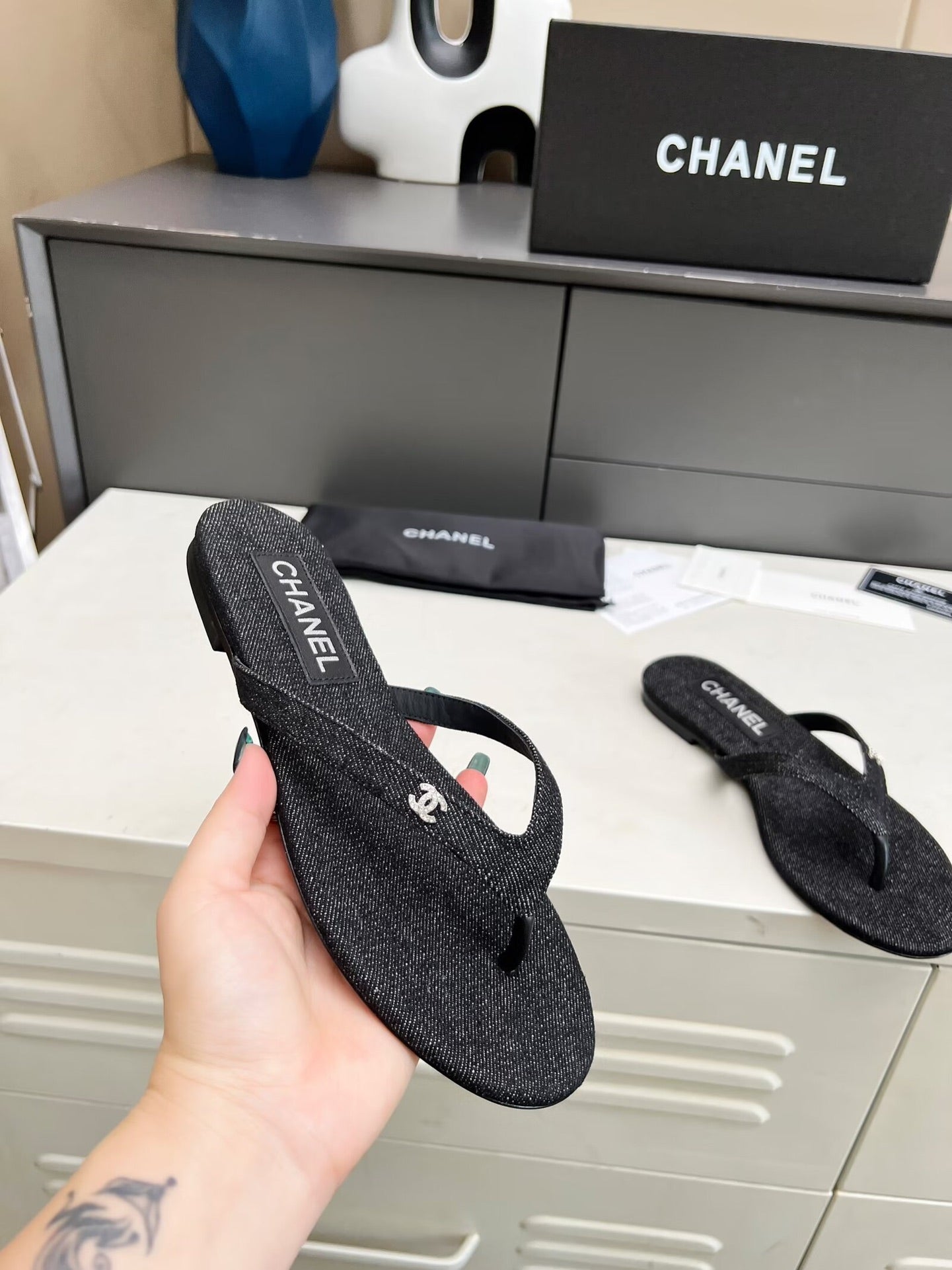 CHANEL THONG SLIPPERS IN BLACK DENIM