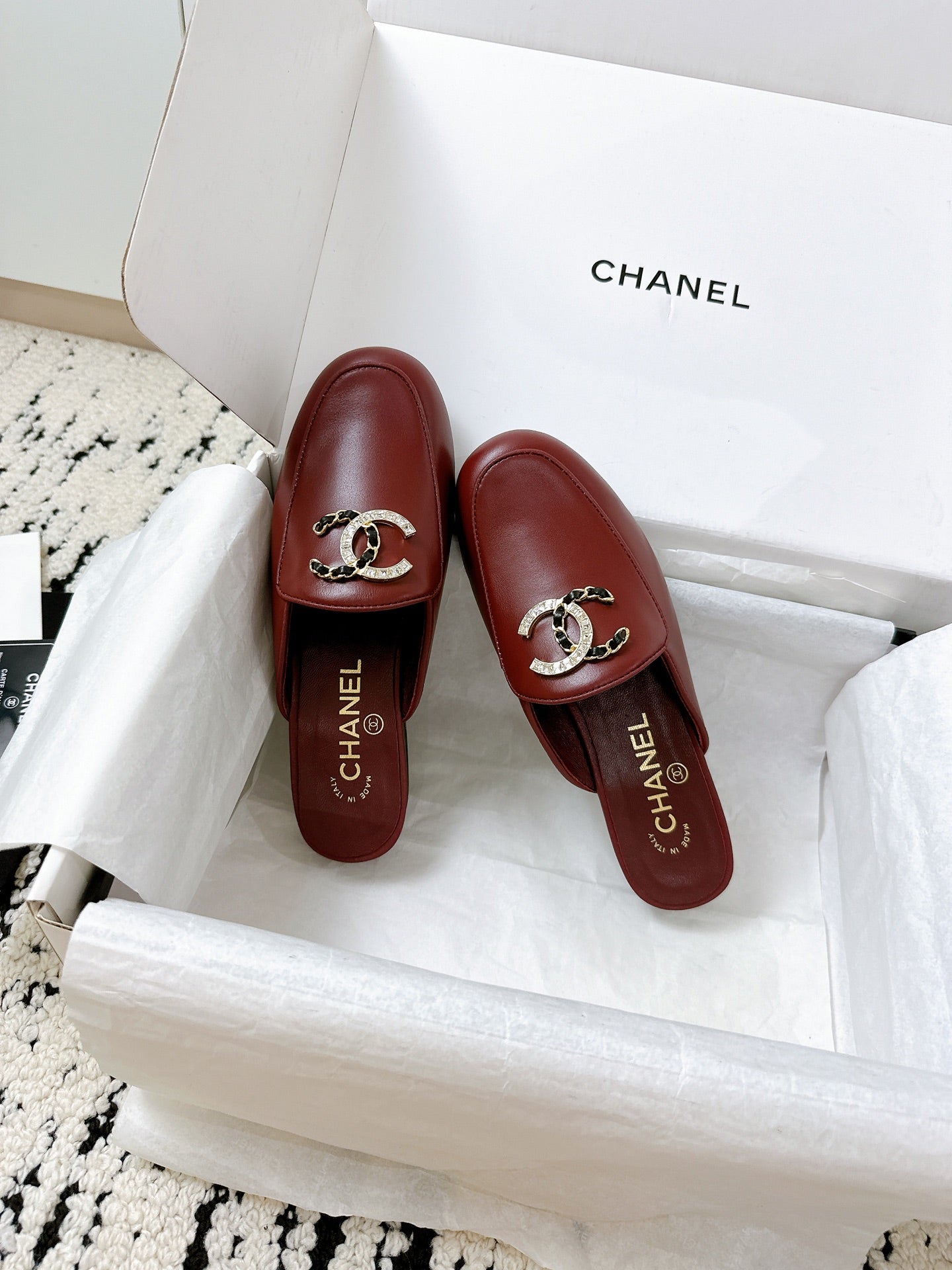 CHANEL FLAT MULE IN RUBY RED CALFSKIN HARDWARE WITH ROCK MIX CHAIN