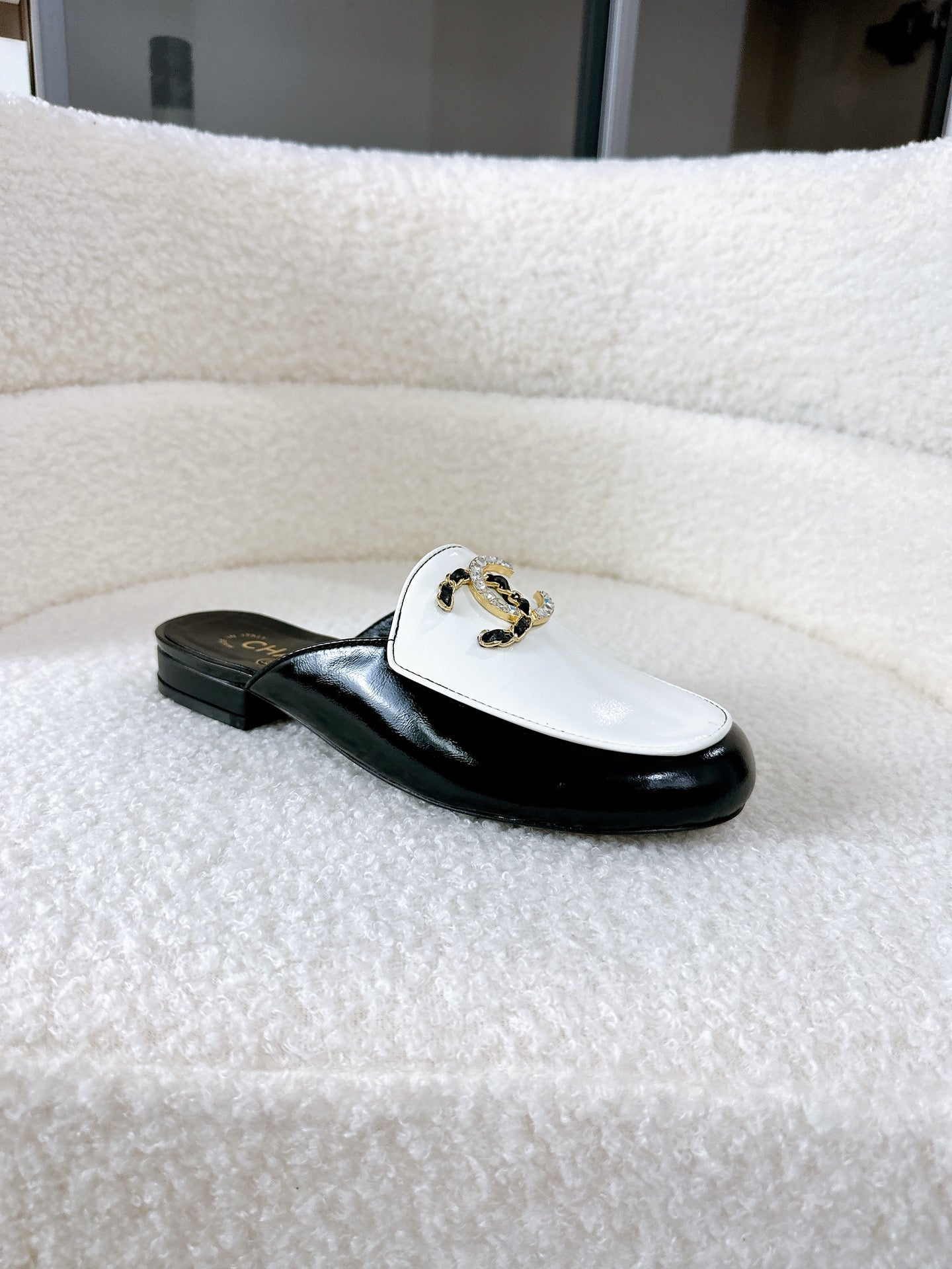 CHANEL FLAT MULE IN WHITE AND BLACK CALFSKIN HARDWARE WITH ROCK MIX CHAIN