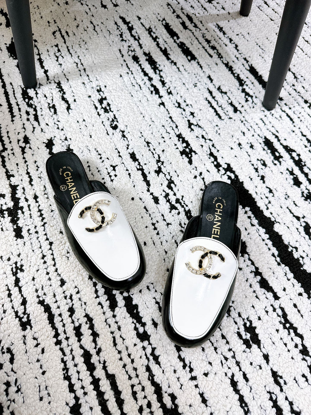 CHANEL FLAT MULE IN WHITE AND BLACK CALFSKIN HARDWARE WITH ROCK MIX CHAIN