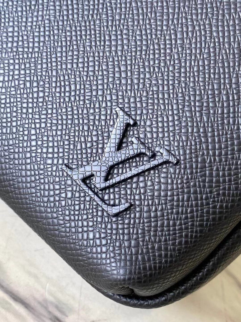 LOUIS VUITTON  AVENUE MESSENGER 22 IN BLACK CALFSKIN