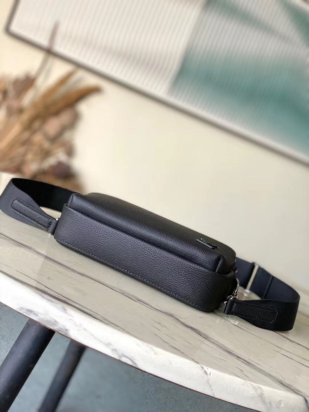 LOUIS VUITTON  AVENUE MESSENGER 22 IN BLACK CALFSKIN
