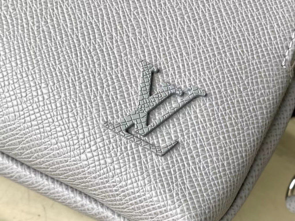 LOUIS VUITTON  AVENUE MESSENGER 22 IN HARBOR GRAY CALFSKIN