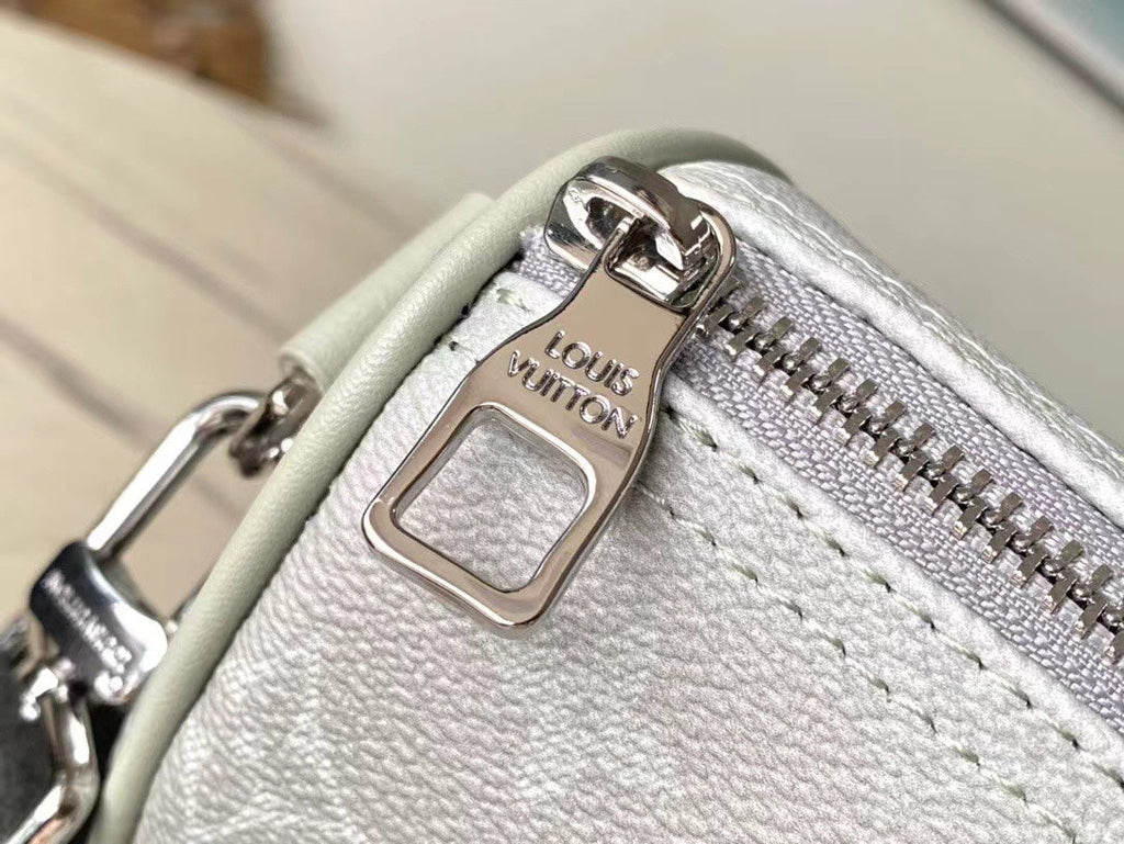 LOUIS VUITTON KEEPALL BANDOULIÈRE 25 IN GRAY MONOGRAM GRADIENT CANVAS