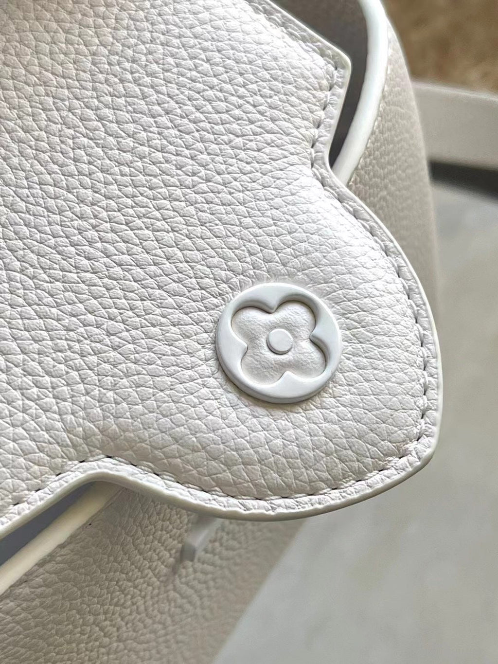 LOUIS VUITTON CAPUCINES EAST-WEST MINI 21 IN WHITE TAURILLON