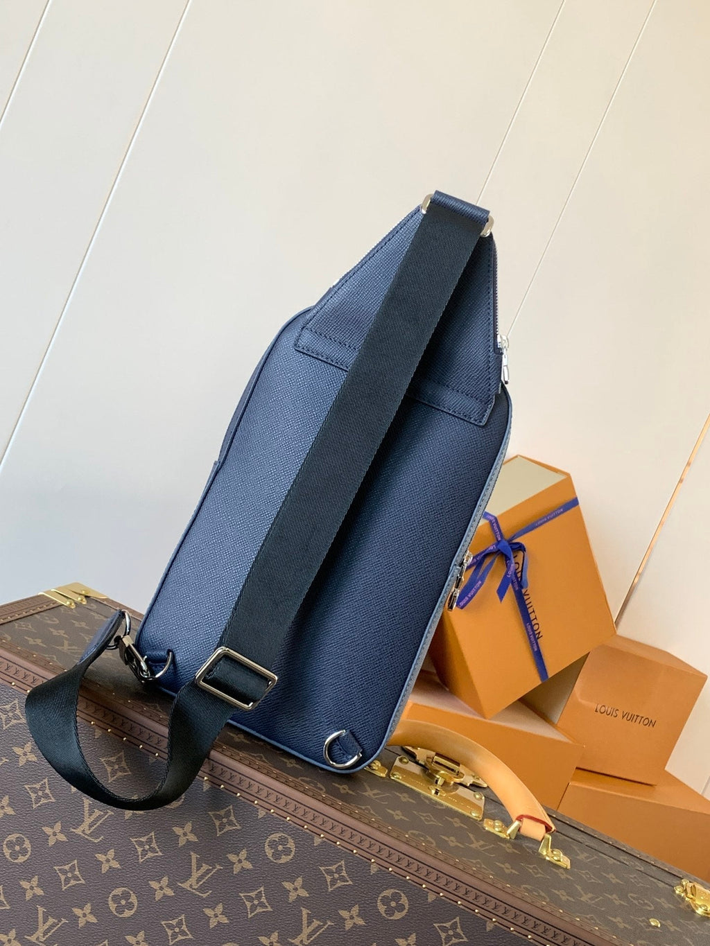 LOUIS VUITTON AVENUE SLINGBAG 31 IN NAVY BLUE TAIGA LEATHER