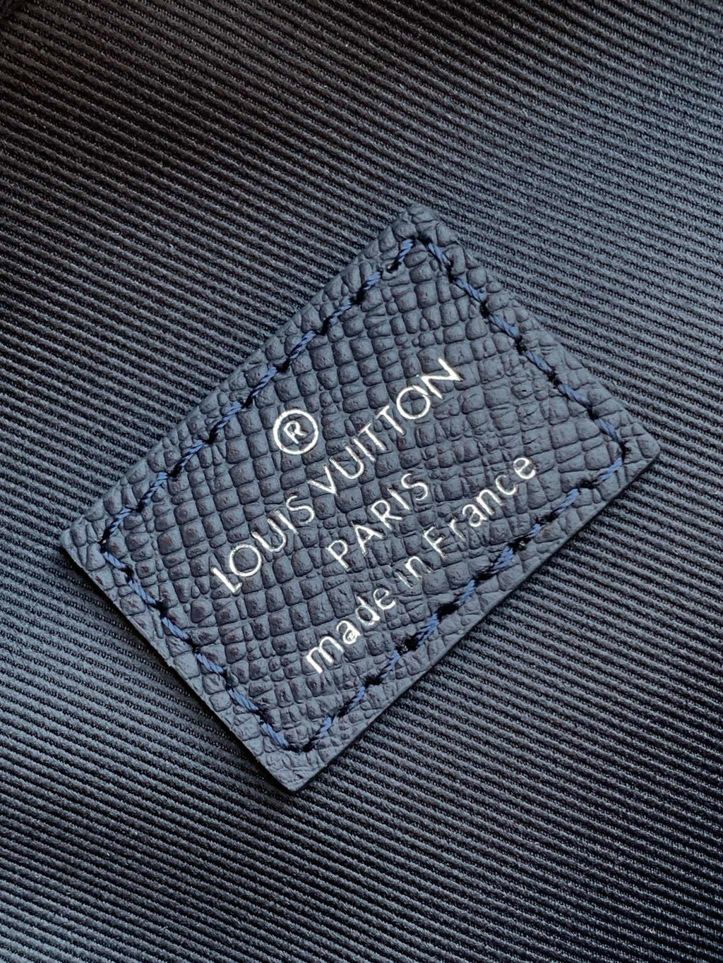 LOUIS VUITTON AVENUE SLINGBAG 31 IN NAVY BLUE TAIGA LEATHER