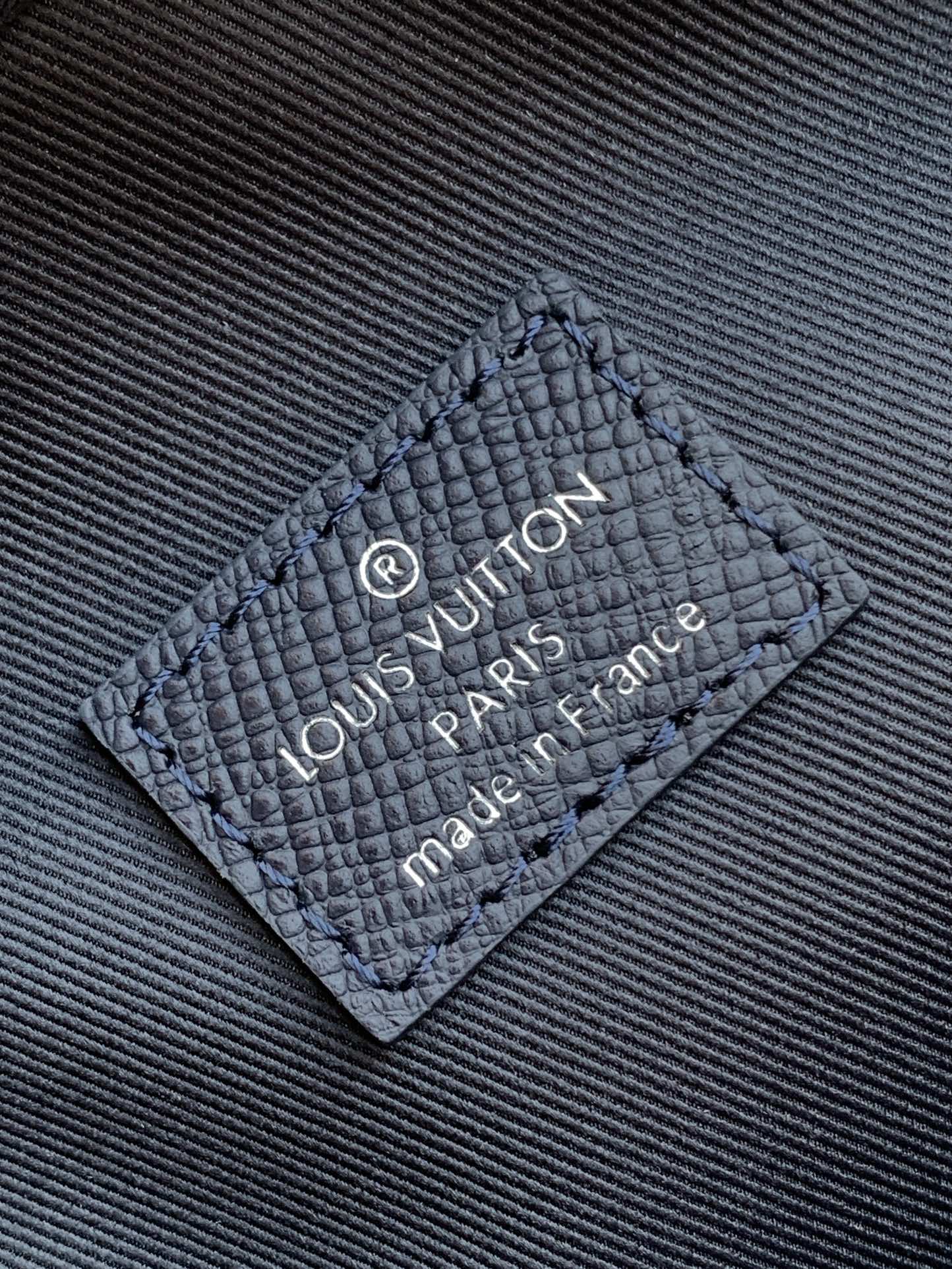 LOUIS VUITTON AVENUE SLINGBAG 31 IN NAVY BLUE TAIGA LEATHER