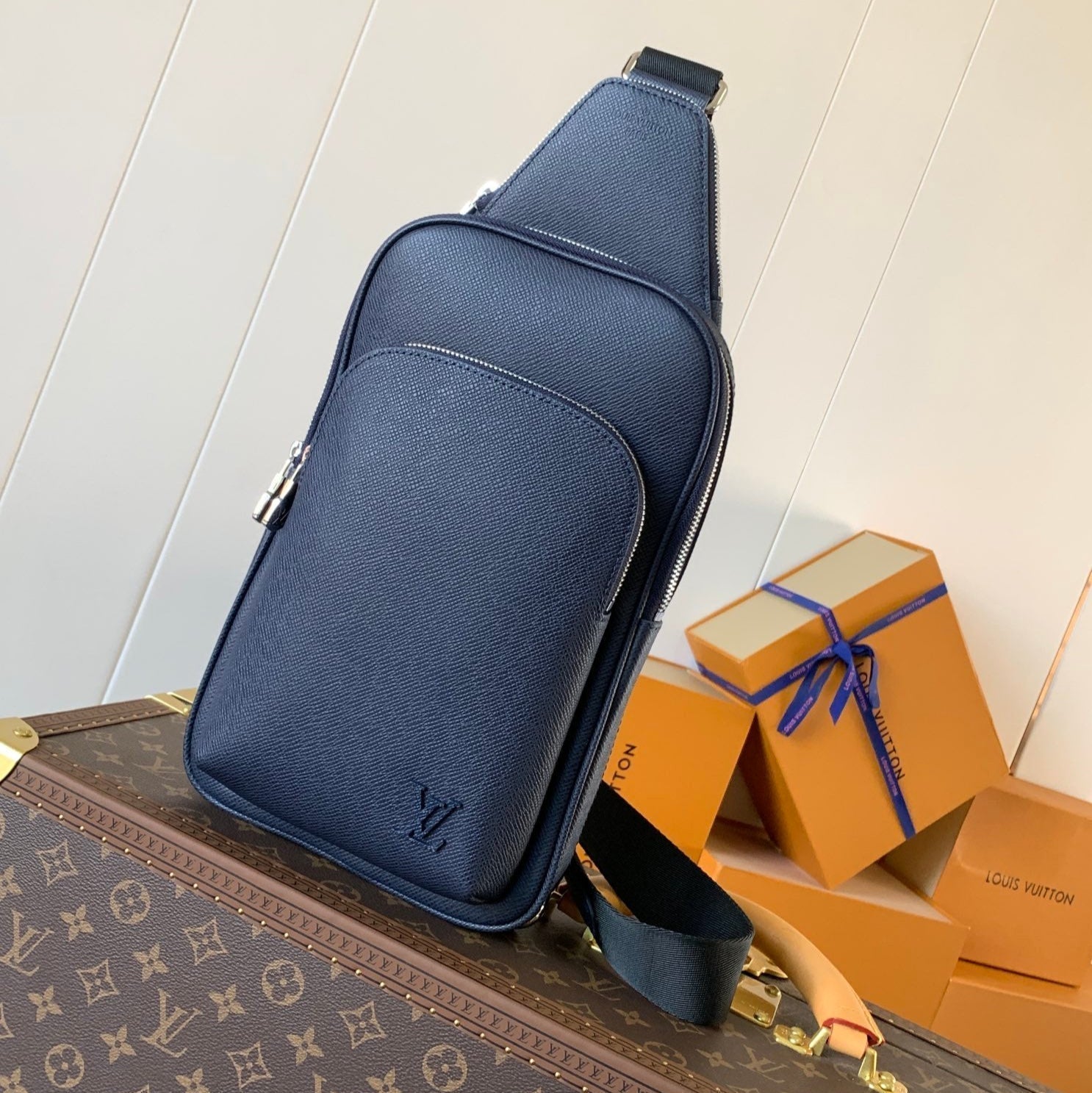 LOUIS VUITTON AVENUE SLINGBAG 31 IN NAVY BLUE TAIGA LEATHER