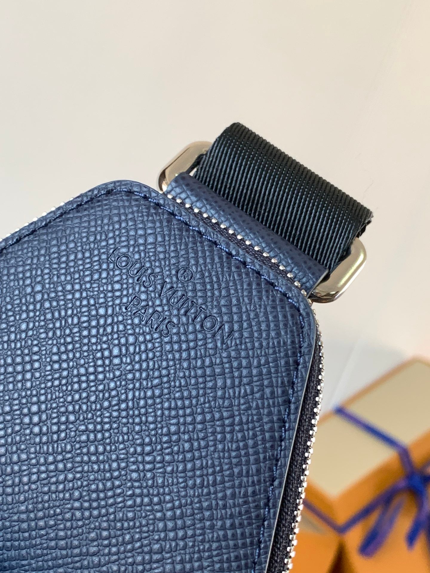 LOUIS VUITTON AVENUE SLINGBAG 31 IN NAVY BLUE TAIGA LEATHER