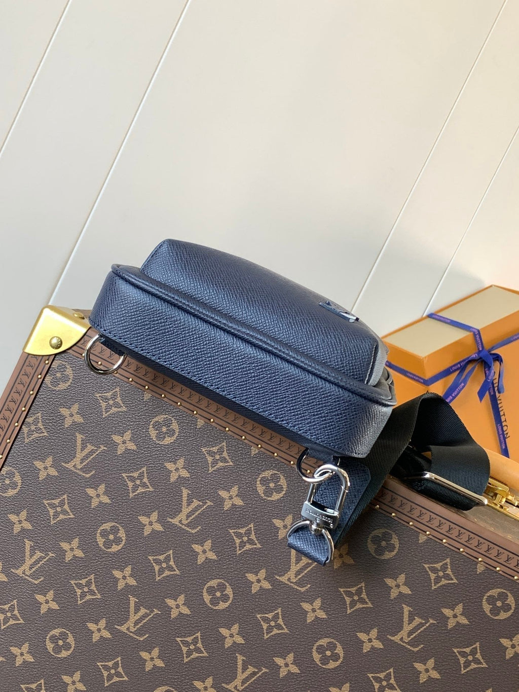 LOUIS VUITTON AVENUE SLINGBAG 31 IN NAVY BLUE TAIGA LEATHER
